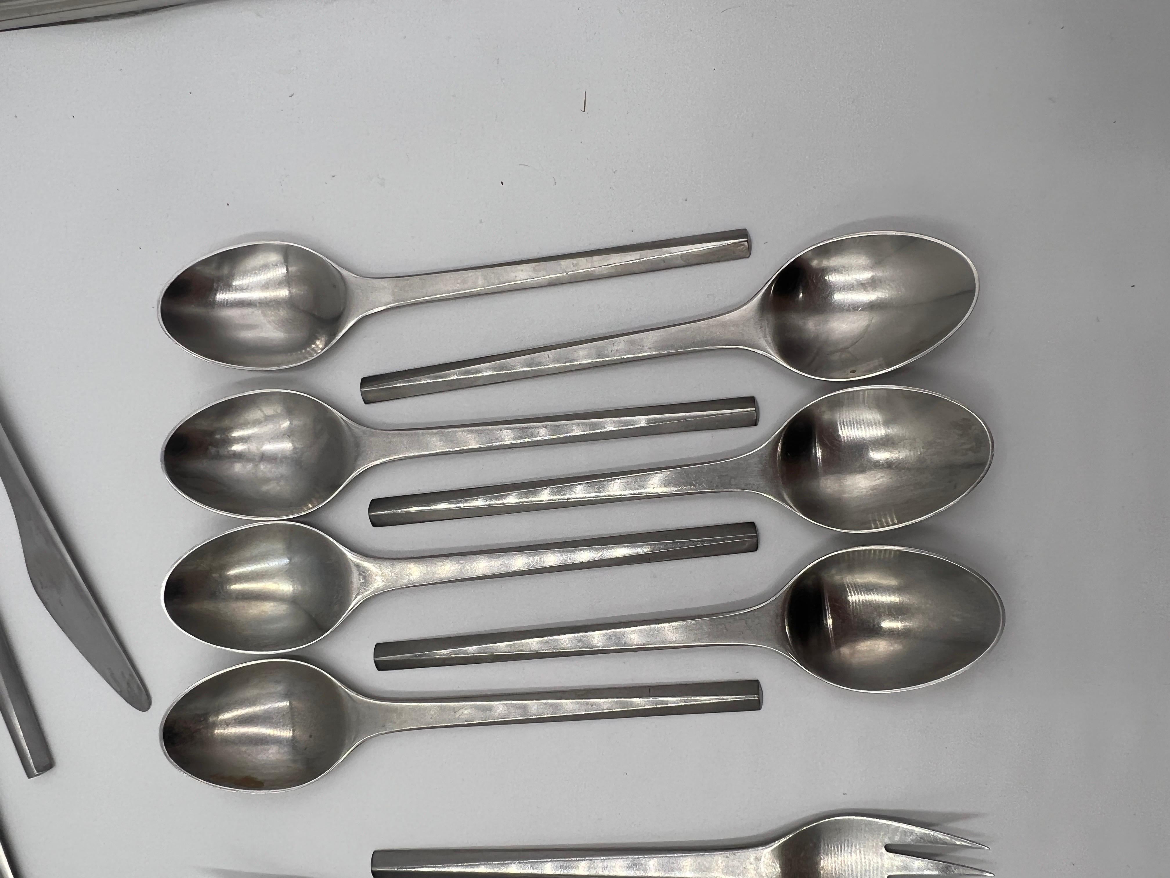39 Pc, Georg Jesen “Prism” stainless steel flatware set.


Set includes:

1 - 6” Shrimp fork

7 - 7” spoons

6 - 7” forks

4 - 6.5” knives

7 - 7.75” forks

4 - 6.25” spoons

4 - 7.5” spoons

6 - 8.25” knives


Note: these have