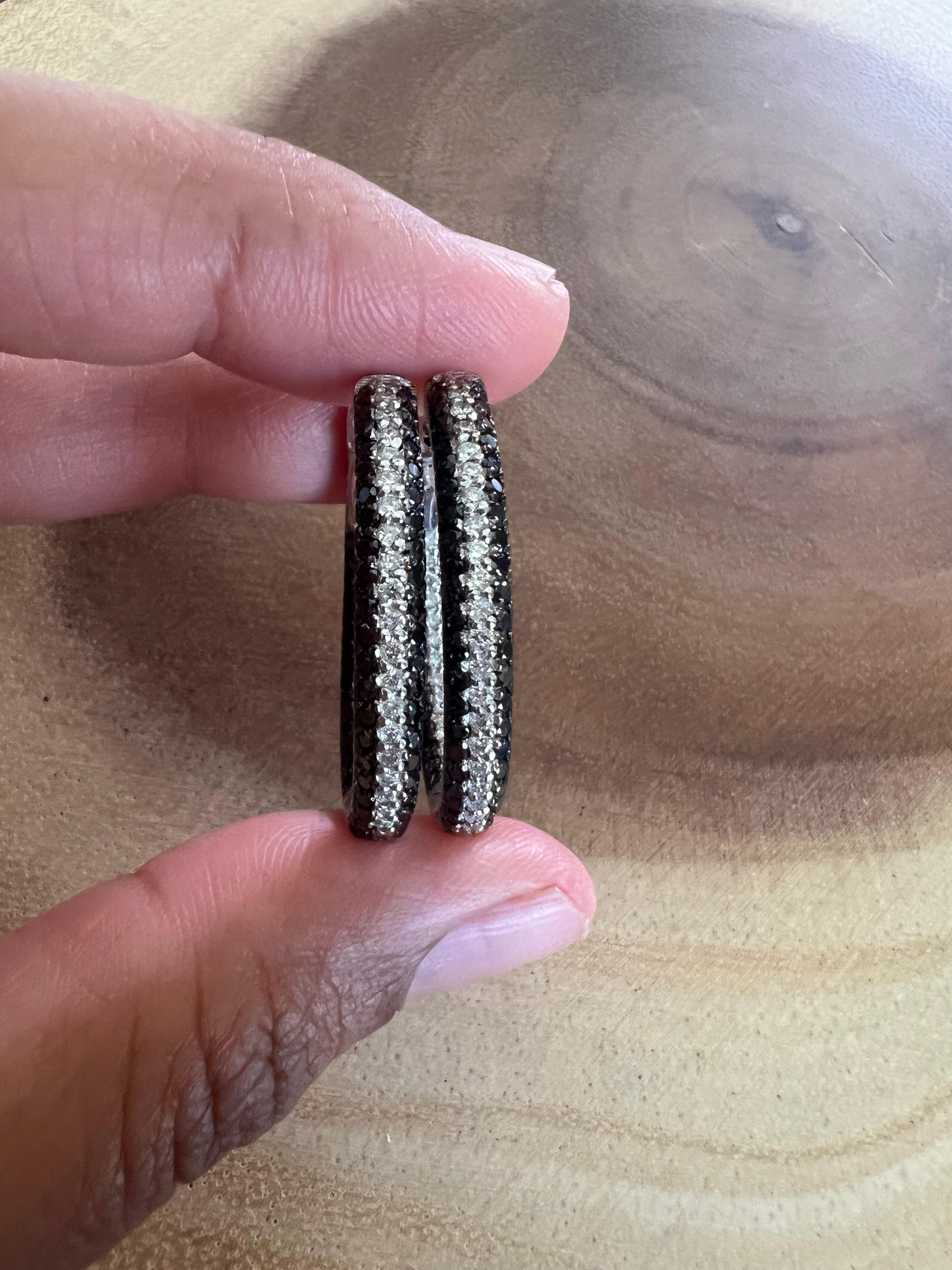 Boucles d'oreilles en or blanc avec diamant noir de 3.90 carats en vente 5