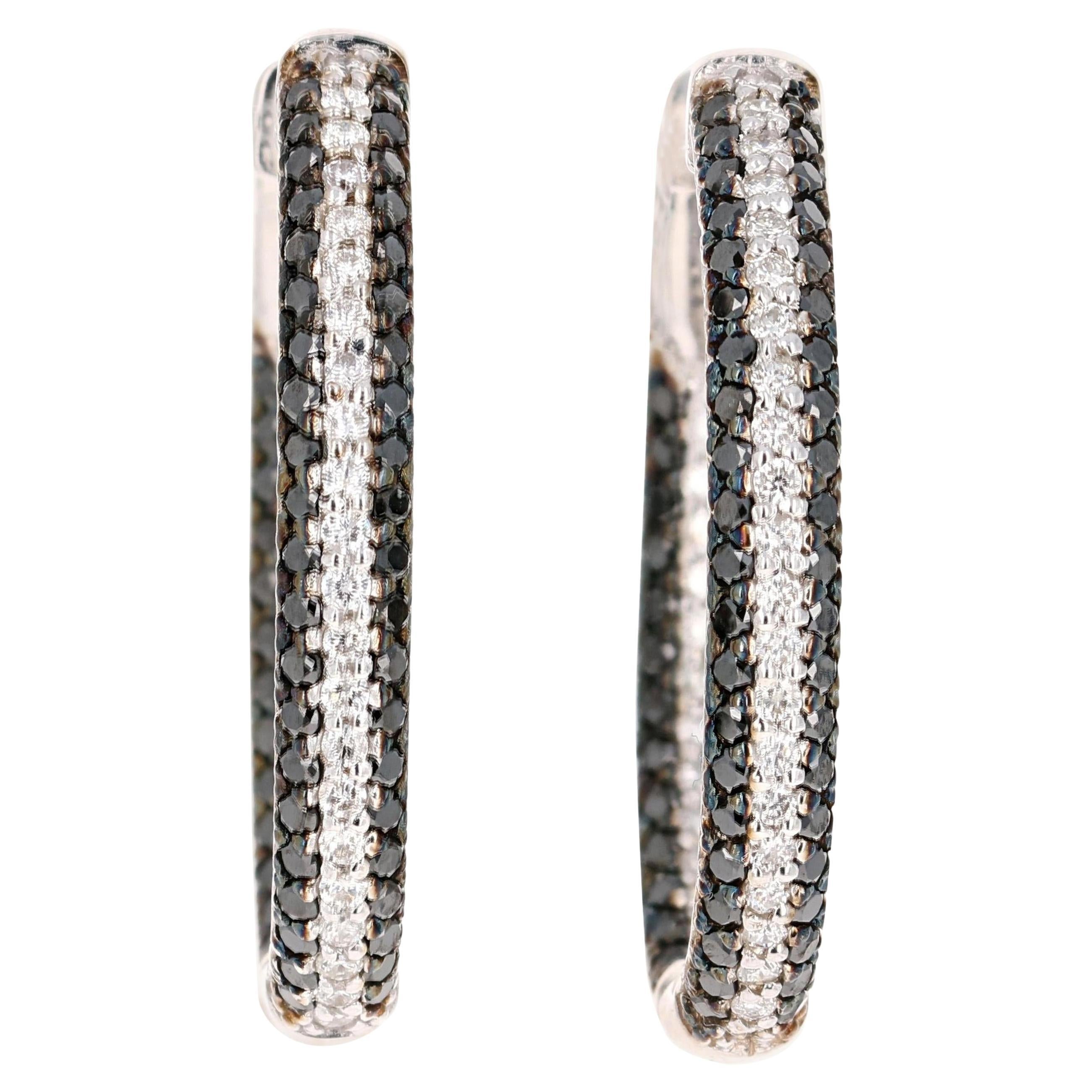 Orecchini a cerchio in oro bianco con diamante nero da 3.90 carati