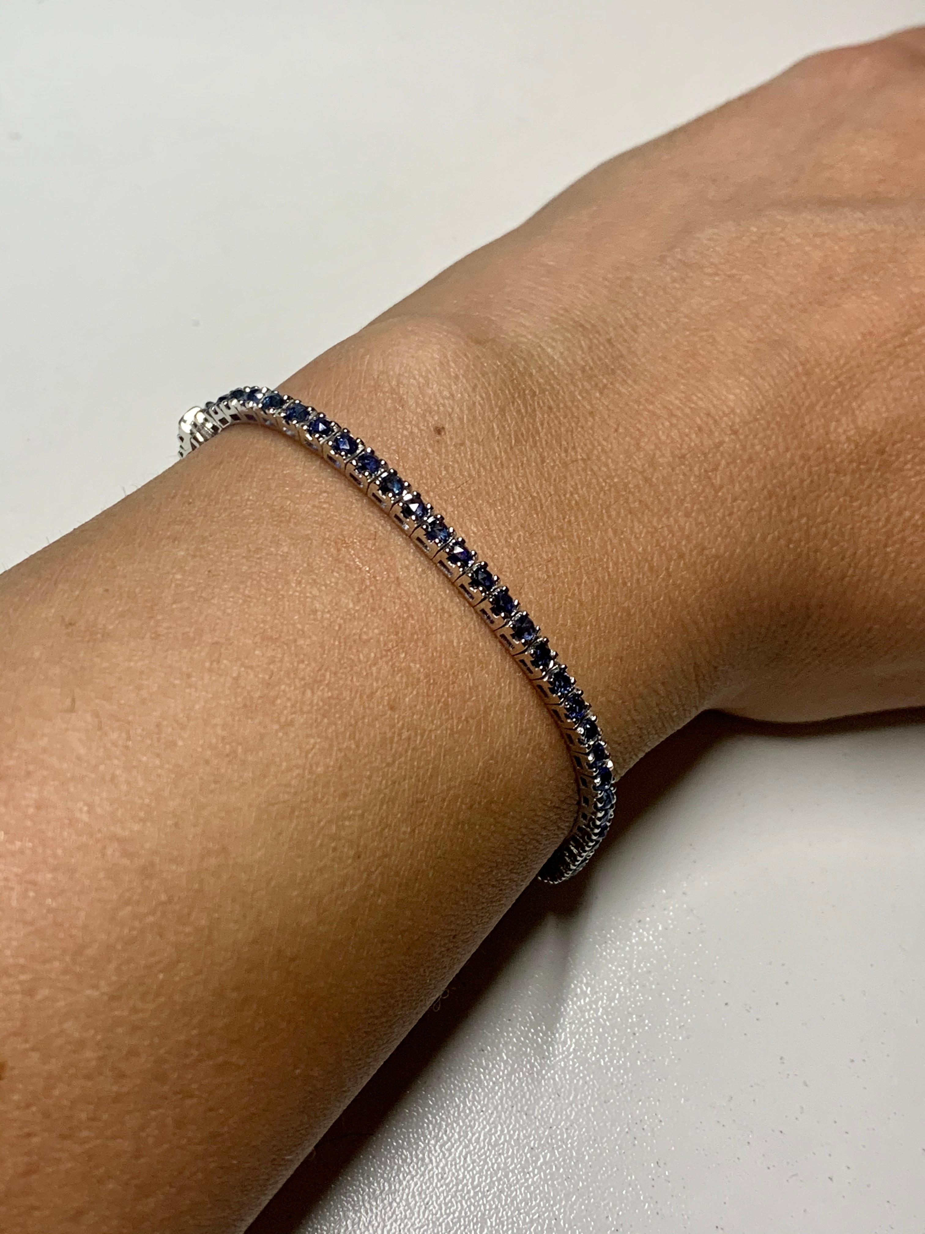 3.90 Carat Blue Sapphire in 18Kt White Gold Unisex Tennis Bracelet In New Condition In Florence, IT