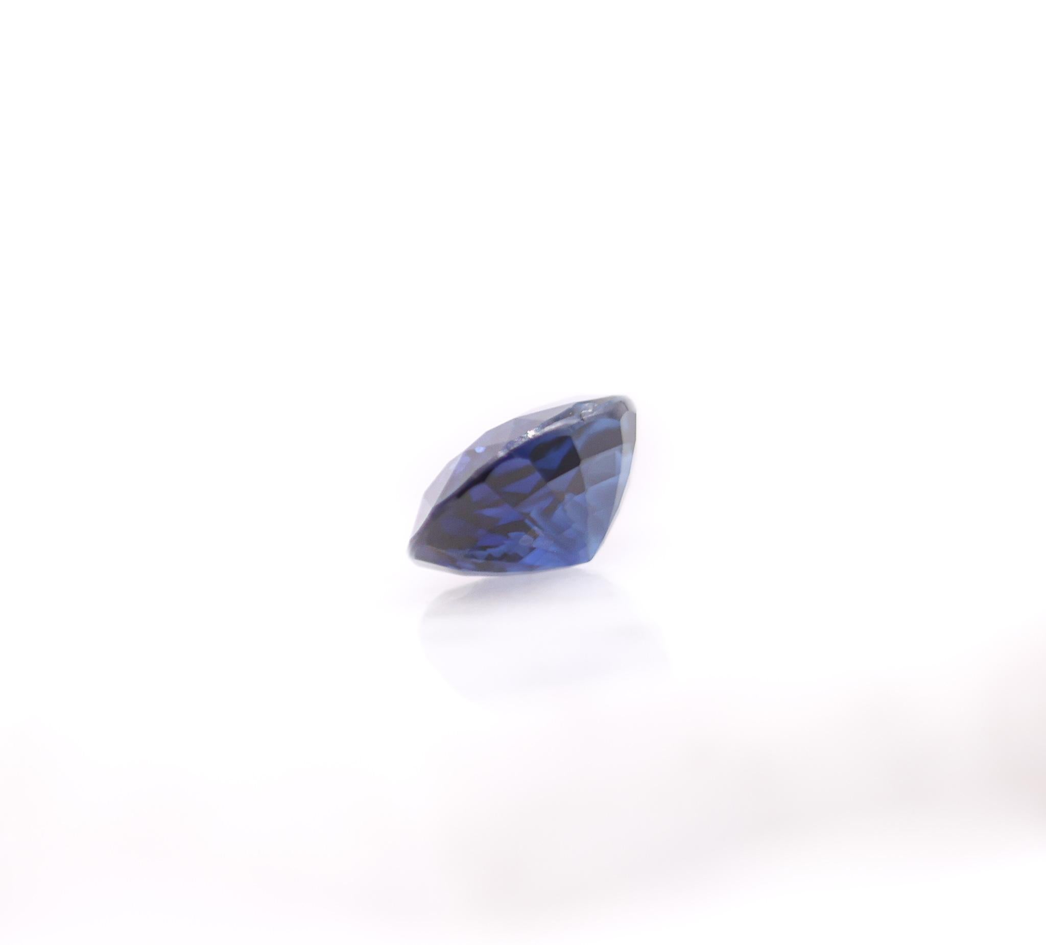 3.90 Carat Blue Sapphire Loose Gemstone  Oval 10.8 x 7.8 mm For Sale 1