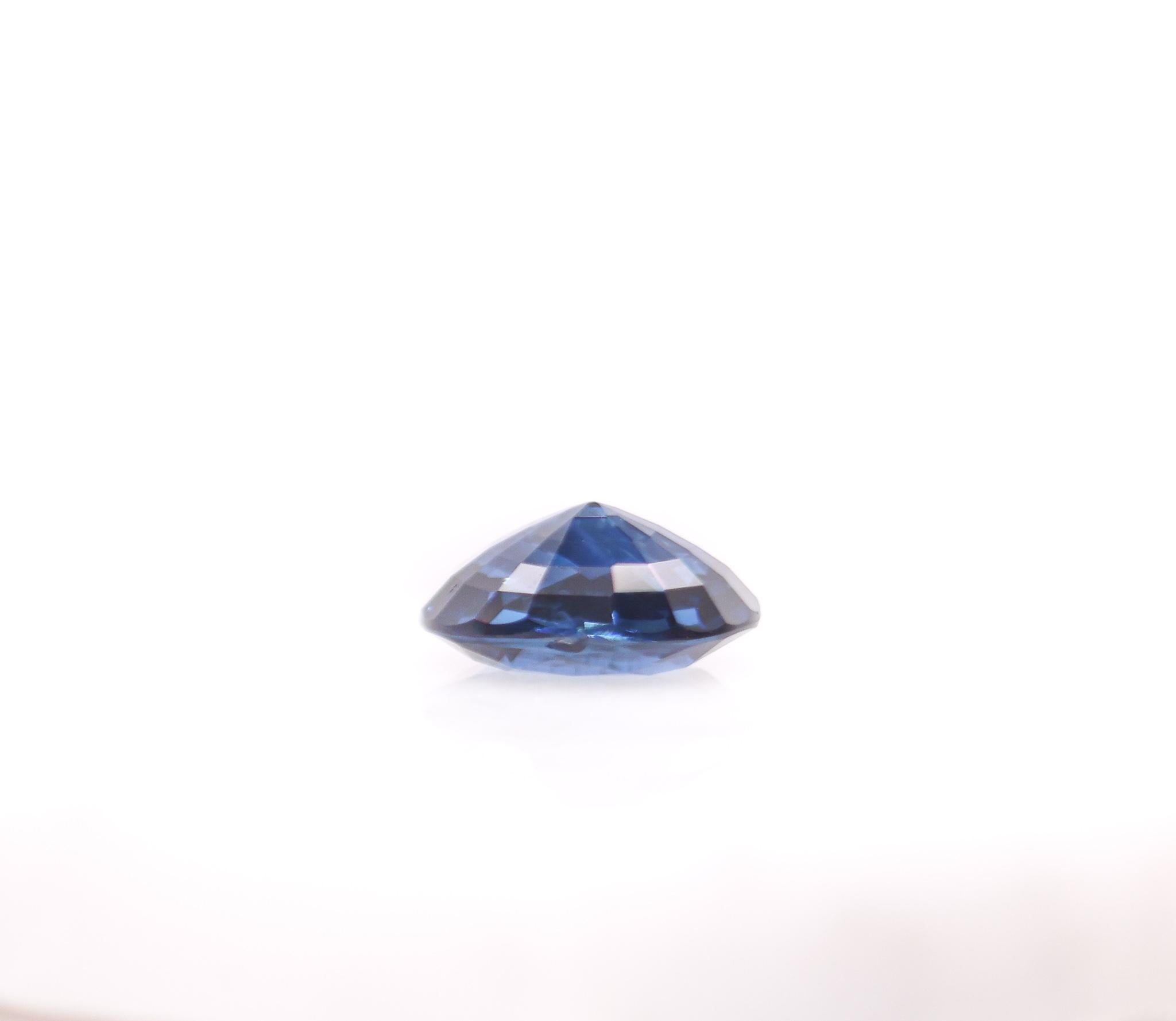 3.90 Carat Blue Sapphire Loose Gemstone  Oval 10.8 x 7.8 mm For Sale 2