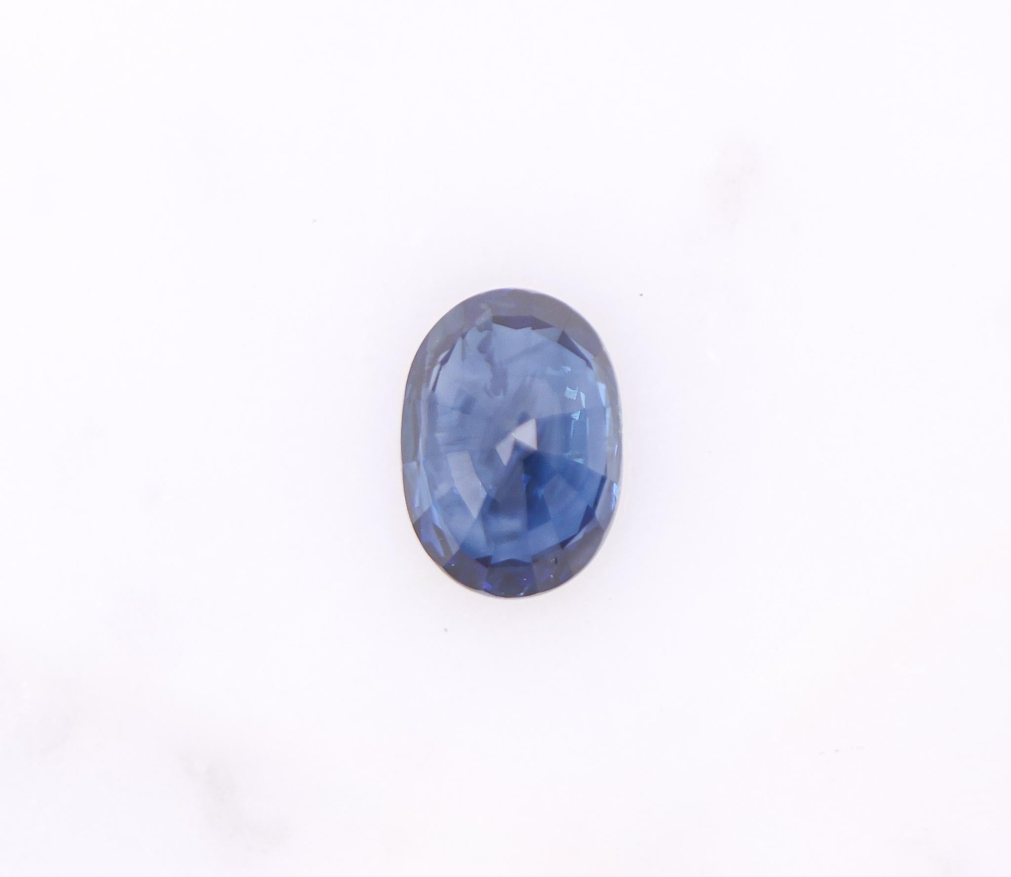 3.90 Carat Blue Sapphire Loose Gemstone  Oval 10.8 x 7.8 mm For Sale 3