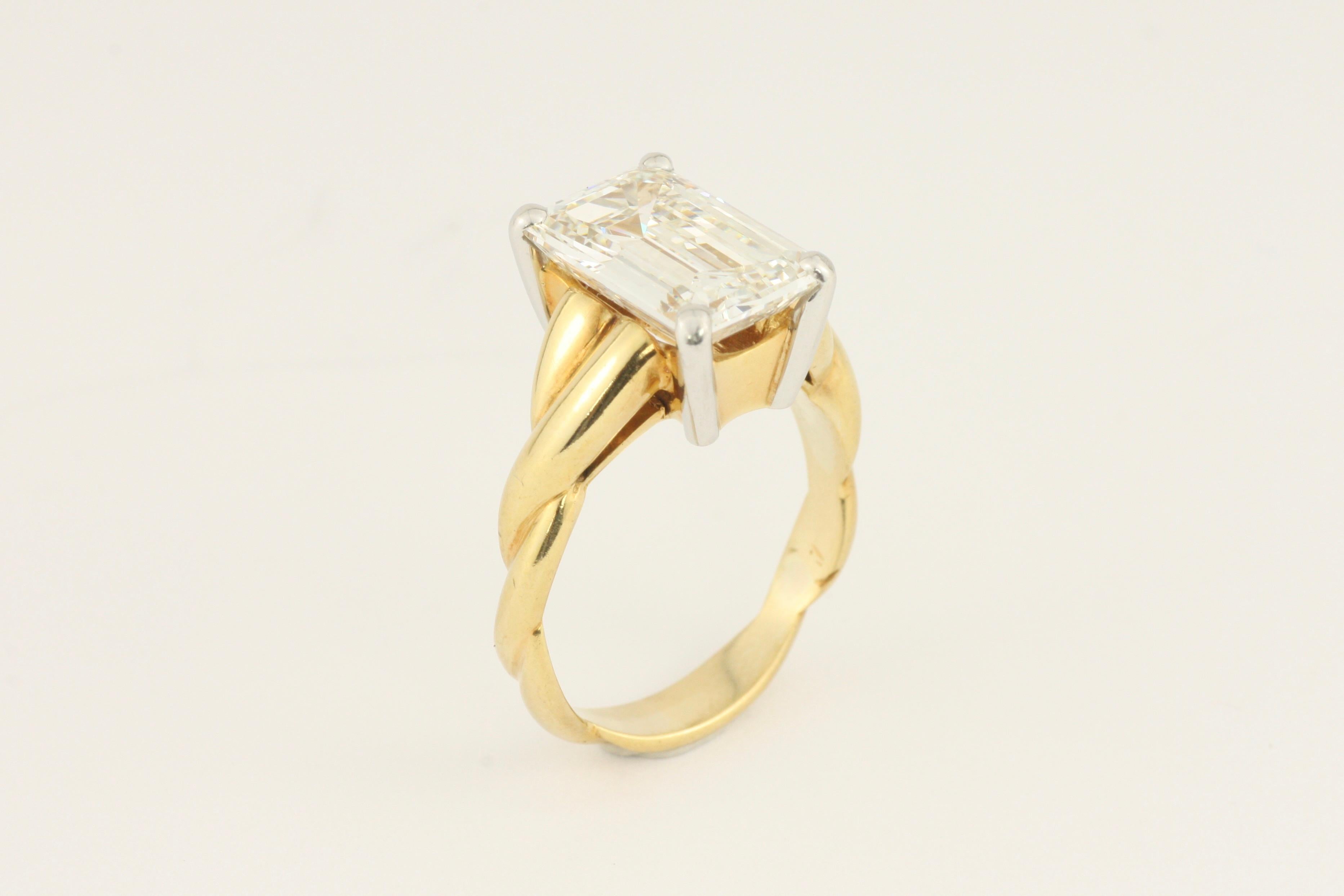 Bague de fiançailles en or jaune 18 carats et platine avec diamant taille émeraude de 3,90 carats en vente 5