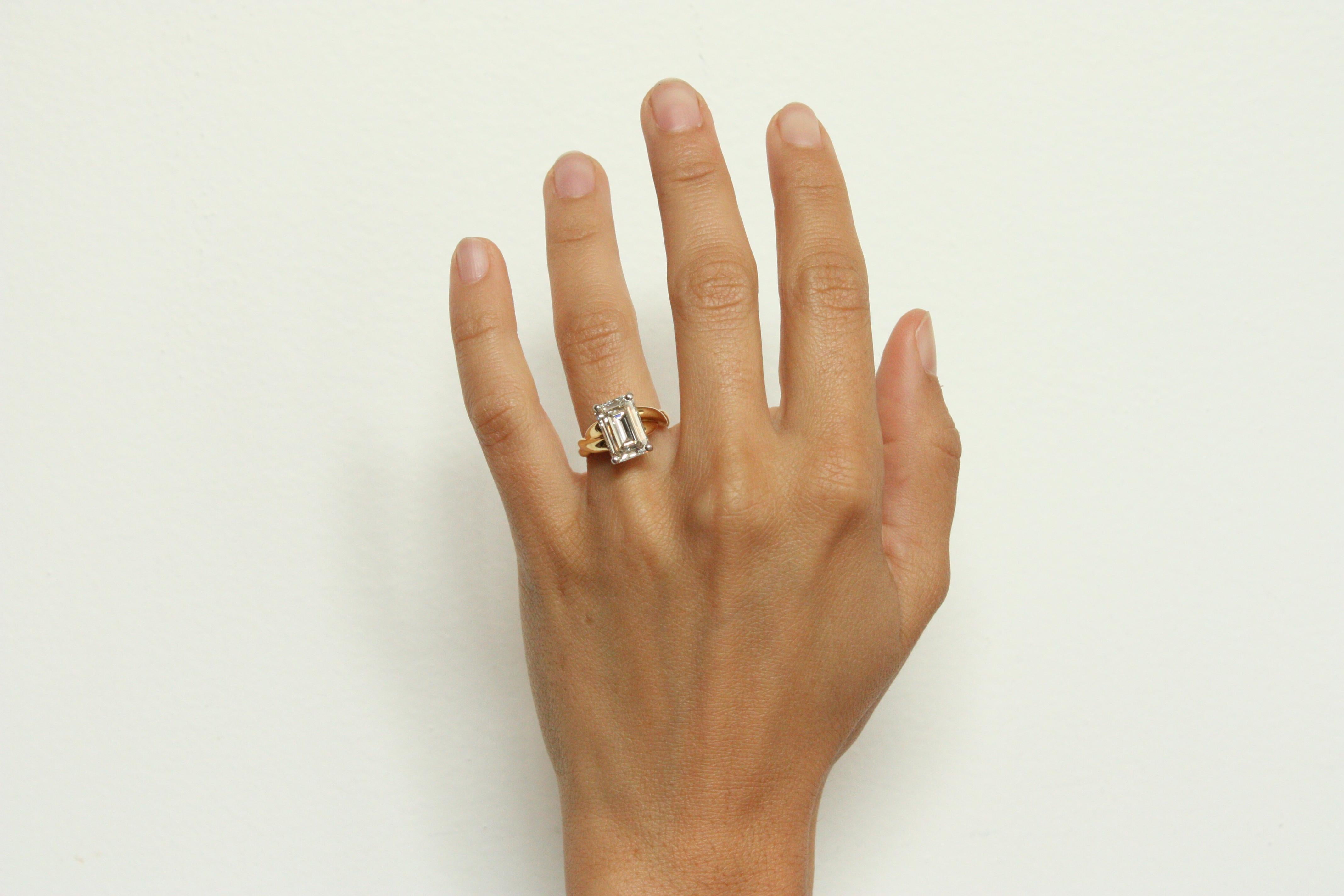 Bague de fiançailles en or jaune 18 carats et platine avec diamant taille émeraude de 3,90 carats en vente 4