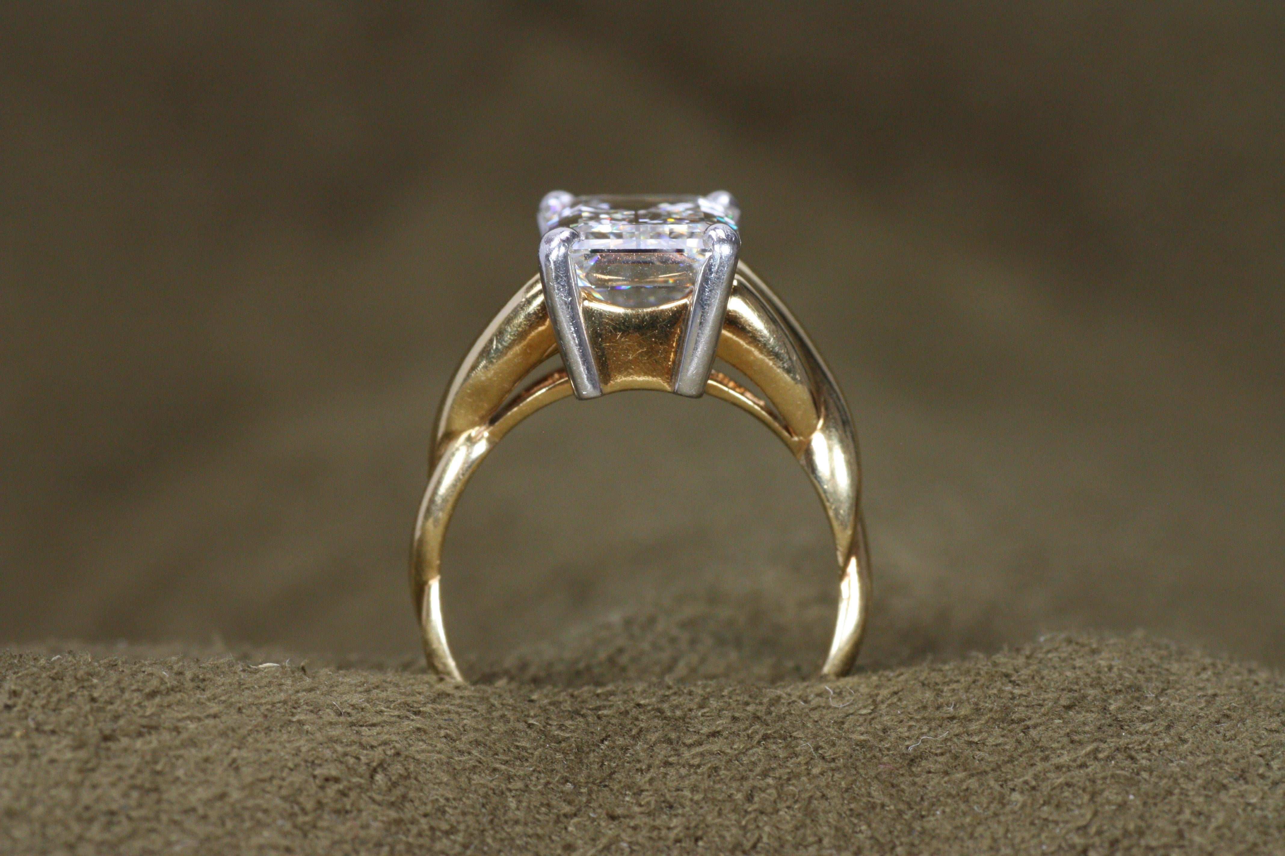 Bague de fiançailles en or jaune 18 carats et platine avec diamant taille émeraude de 3,90 carats en vente 3