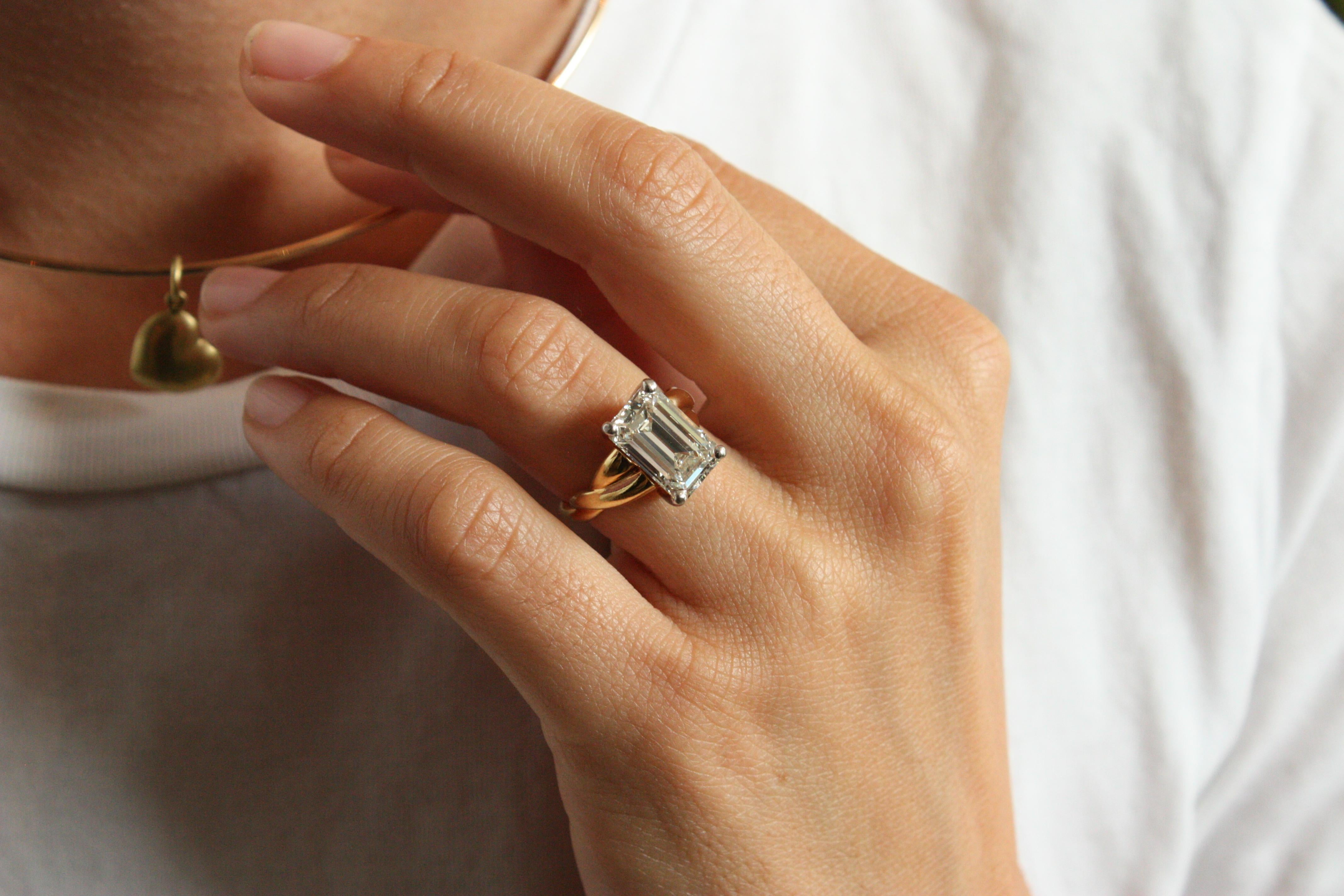 Cette remarquable bague de fiançailles solitaire en diamant taille émeraude de 3,90ct allie l'élégance contemporaine à un soupçon de romantisme. Le diamant naturel de taille émeraude de 3,90ct capte magnifiquement la lumière, créant des éclats et