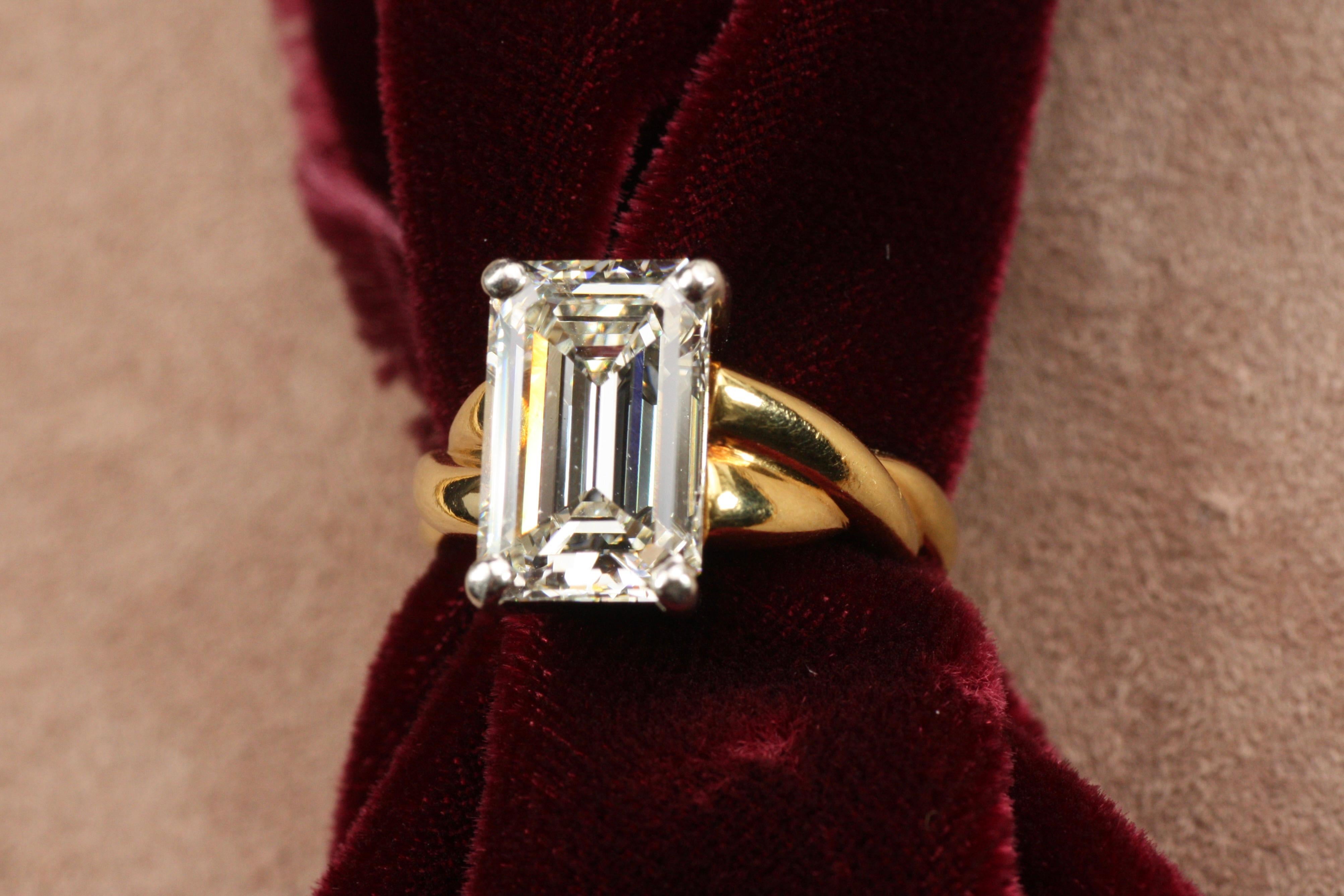 Taille émeraude Bague de fiançailles en or jaune 18 carats et platine avec diamant taille émeraude de 3,90 carats en vente
