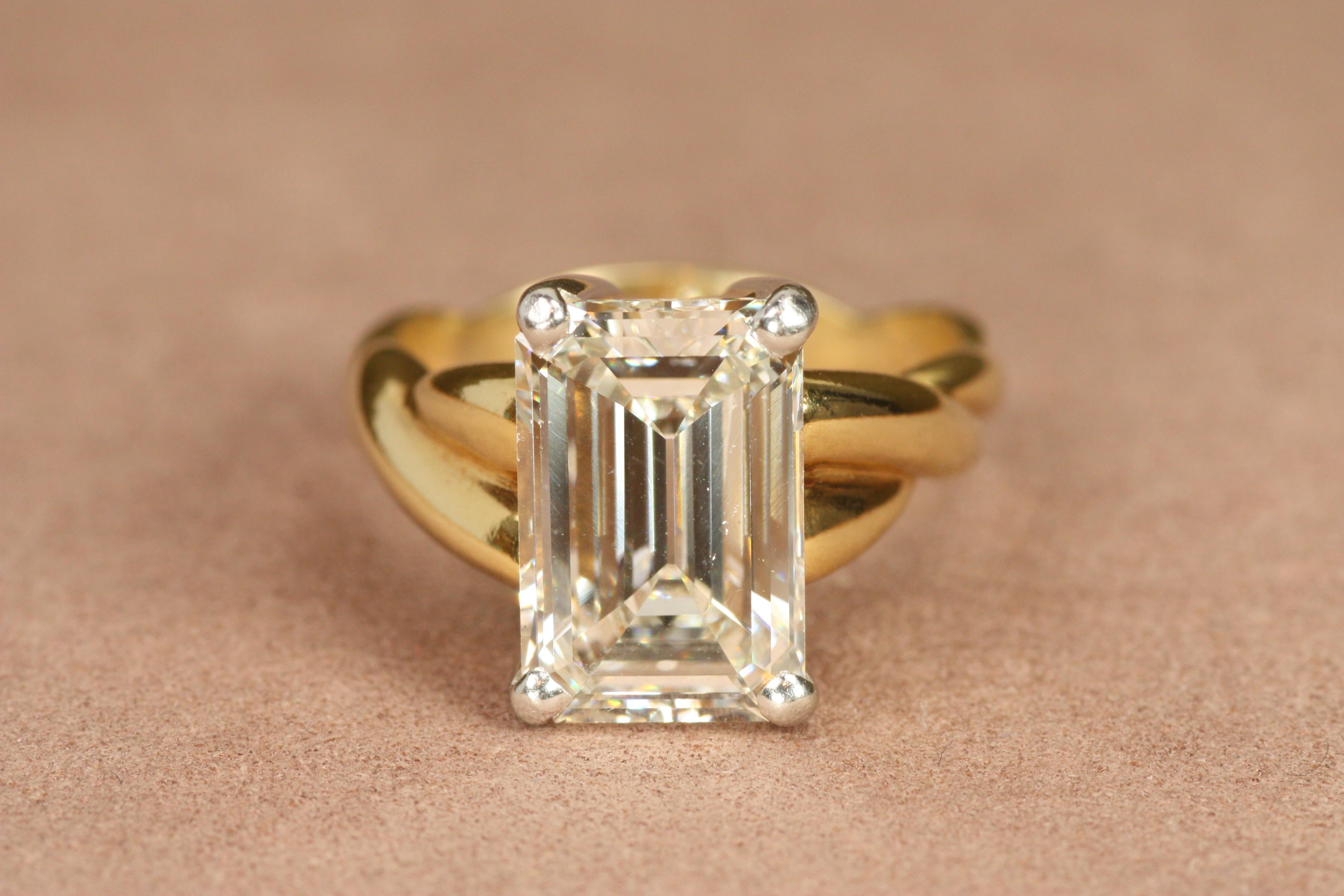 Moderne Bague de fiançailles en or jaune 18 carats et platine avec diamant taille émeraude de 3,90 carats en vente