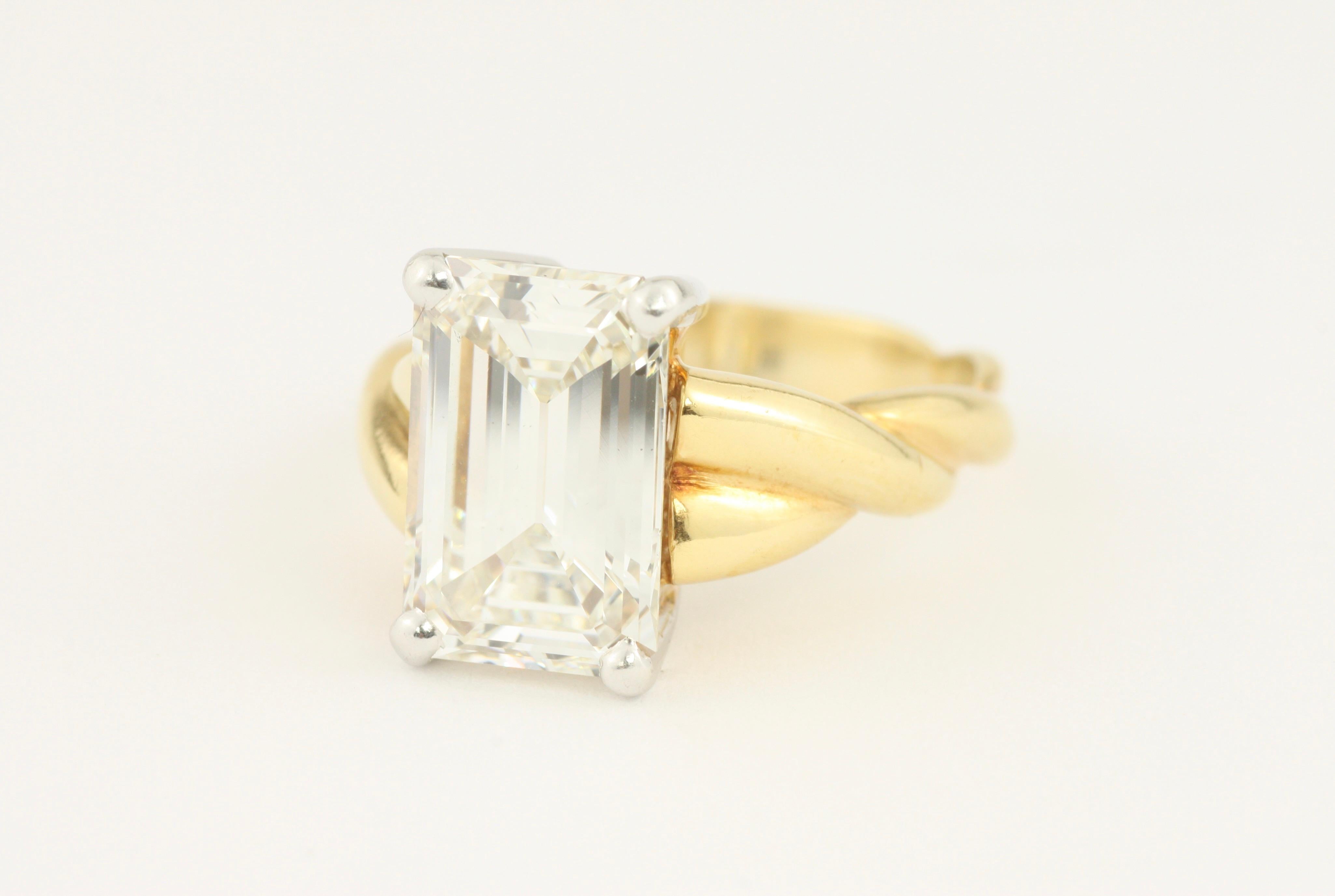Bague de fiançailles en or jaune 18 carats et platine avec diamant taille émeraude de 3,90 carats en vente 7