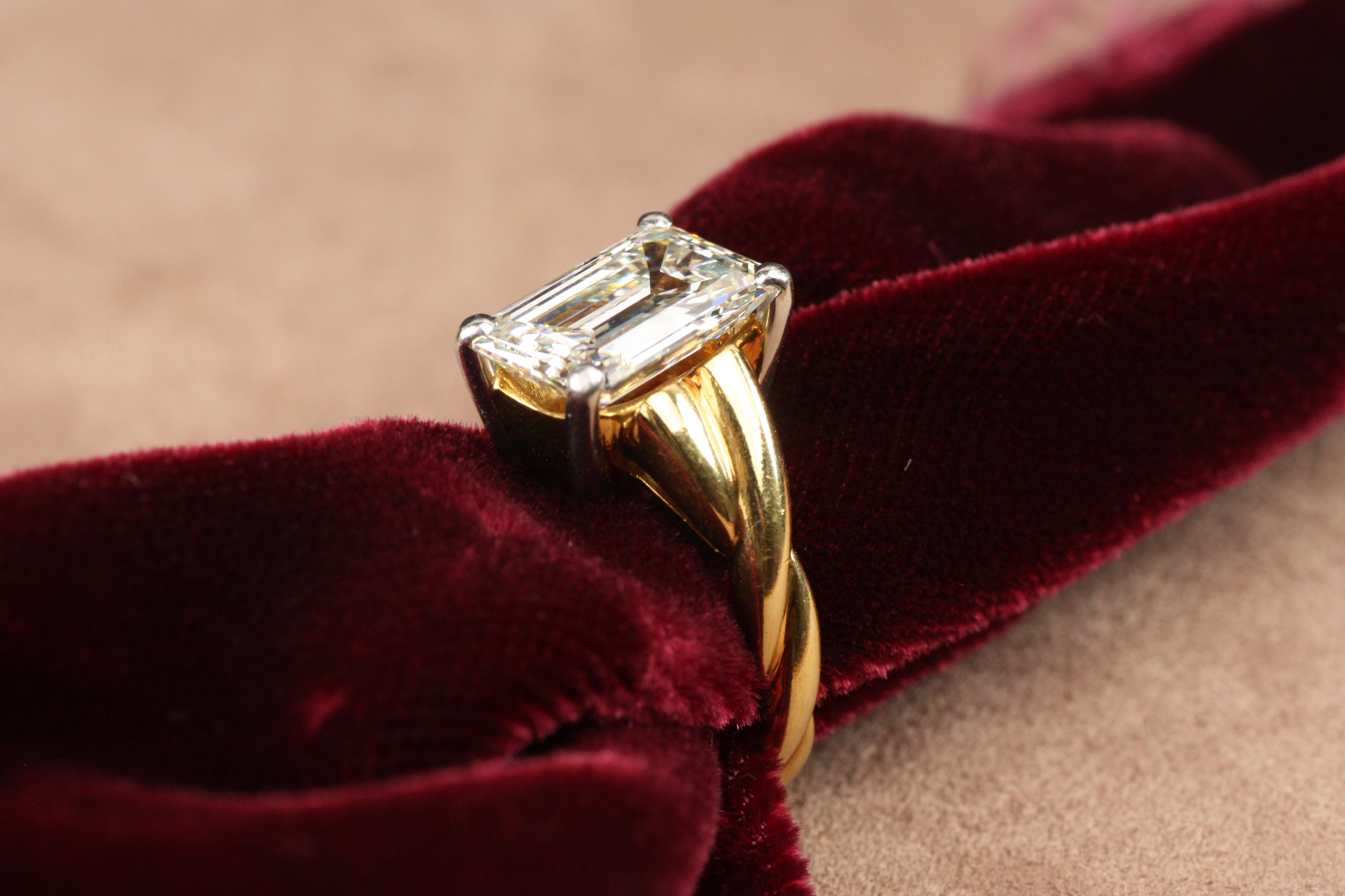 Bague de fiançailles en or jaune 18 carats et platine avec diamant taille émeraude de 3,90 carats Excellent état - En vente à Santa Monica, CA