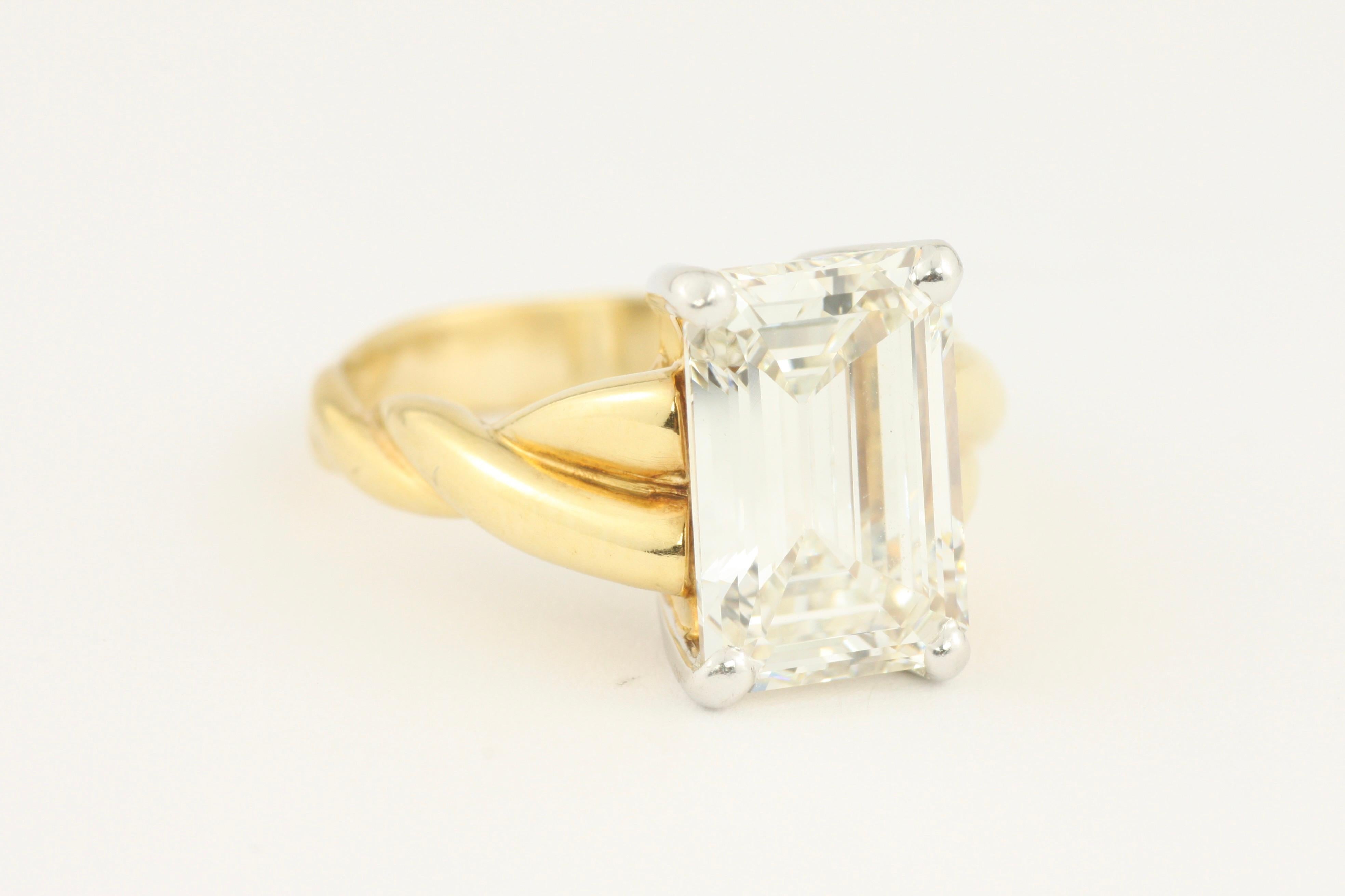 Bague de fiançailles en or jaune 18 carats et platine avec diamant taille émeraude de 3,90 carats en vente 8