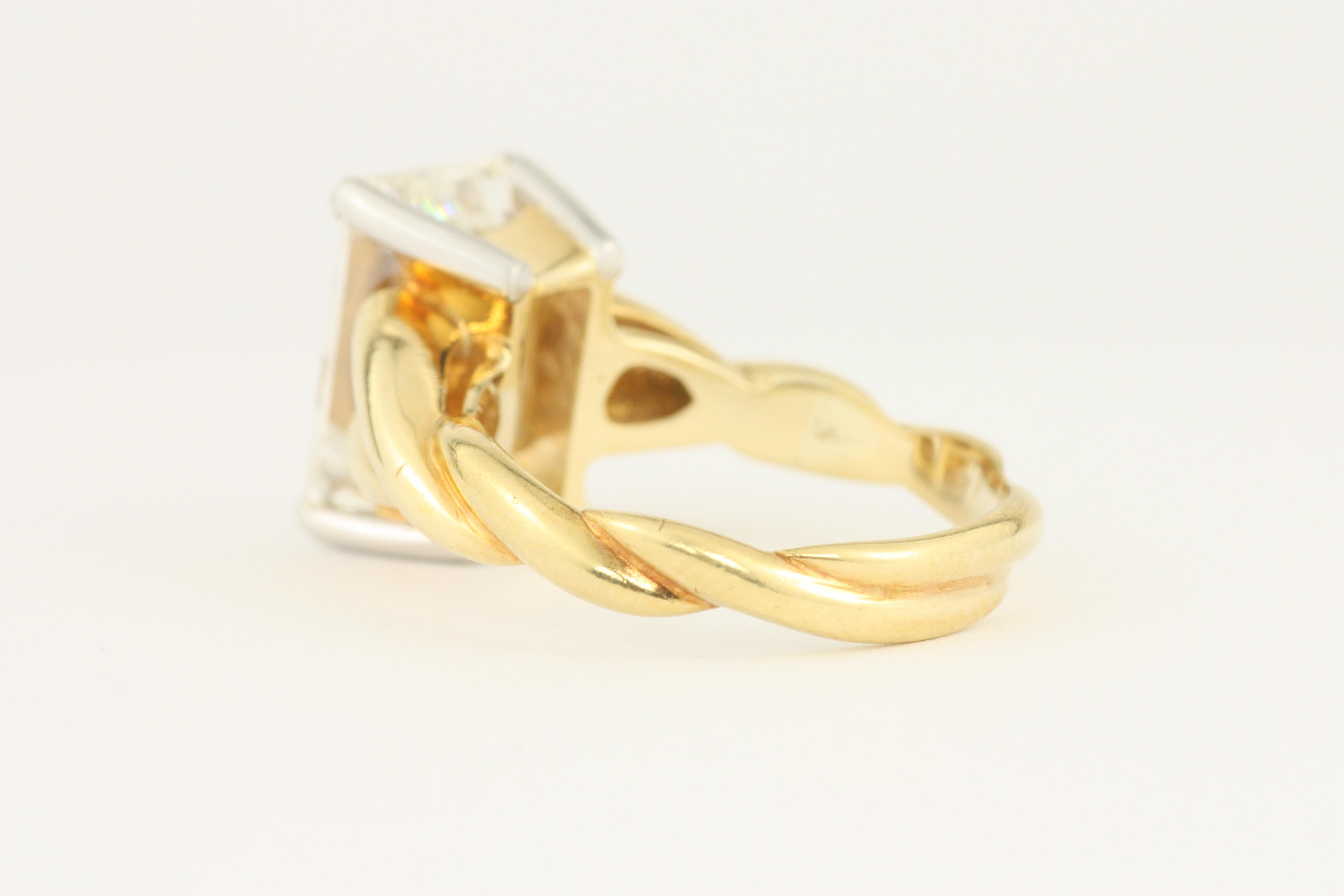Bague de fiançailles en or jaune 18 carats et platine avec diamant taille émeraude de 3,90 carats en vente 9