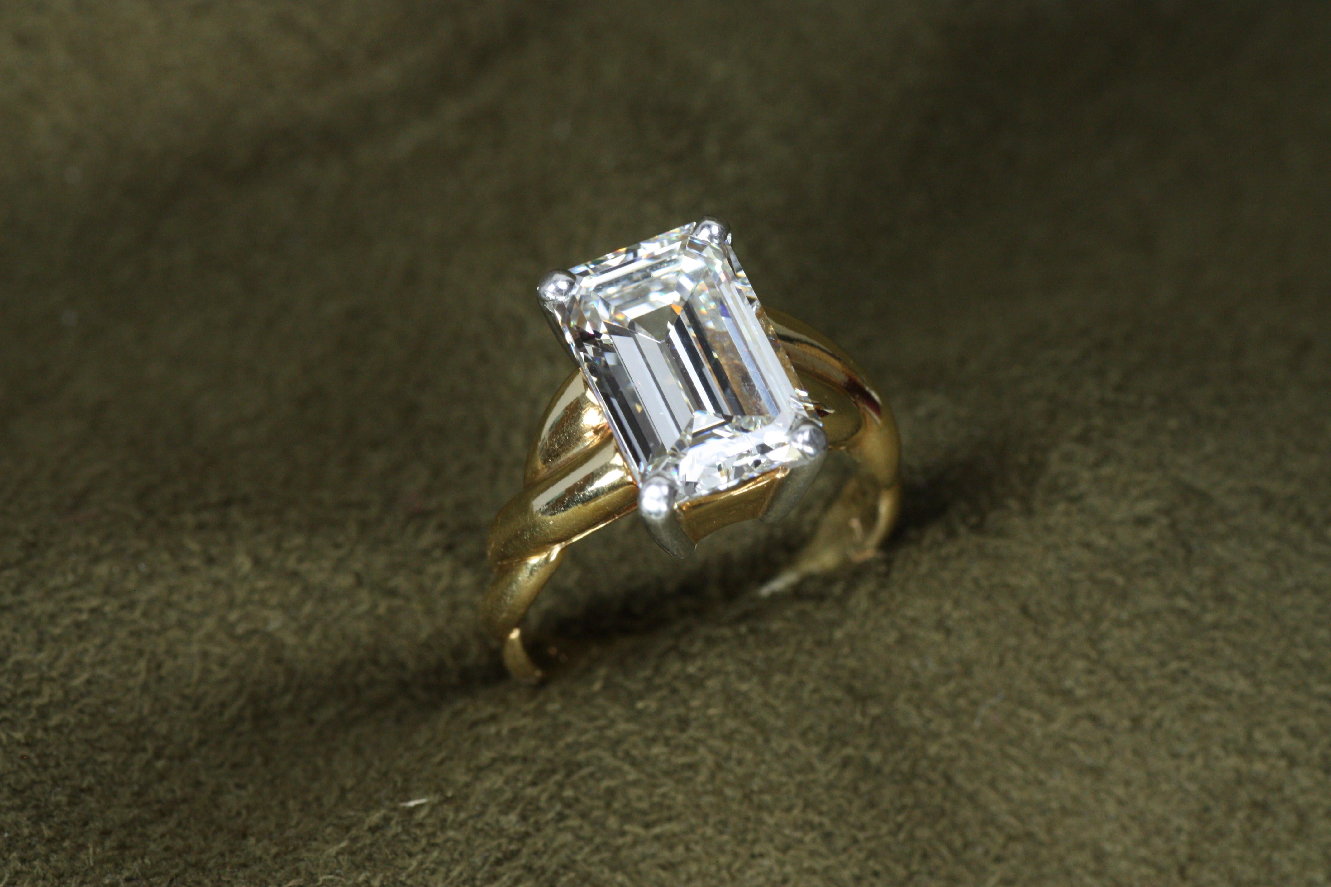 Bague de fiançailles en or jaune 18 carats et platine avec diamant taille émeraude de 3,90 carats Pour femmes en vente