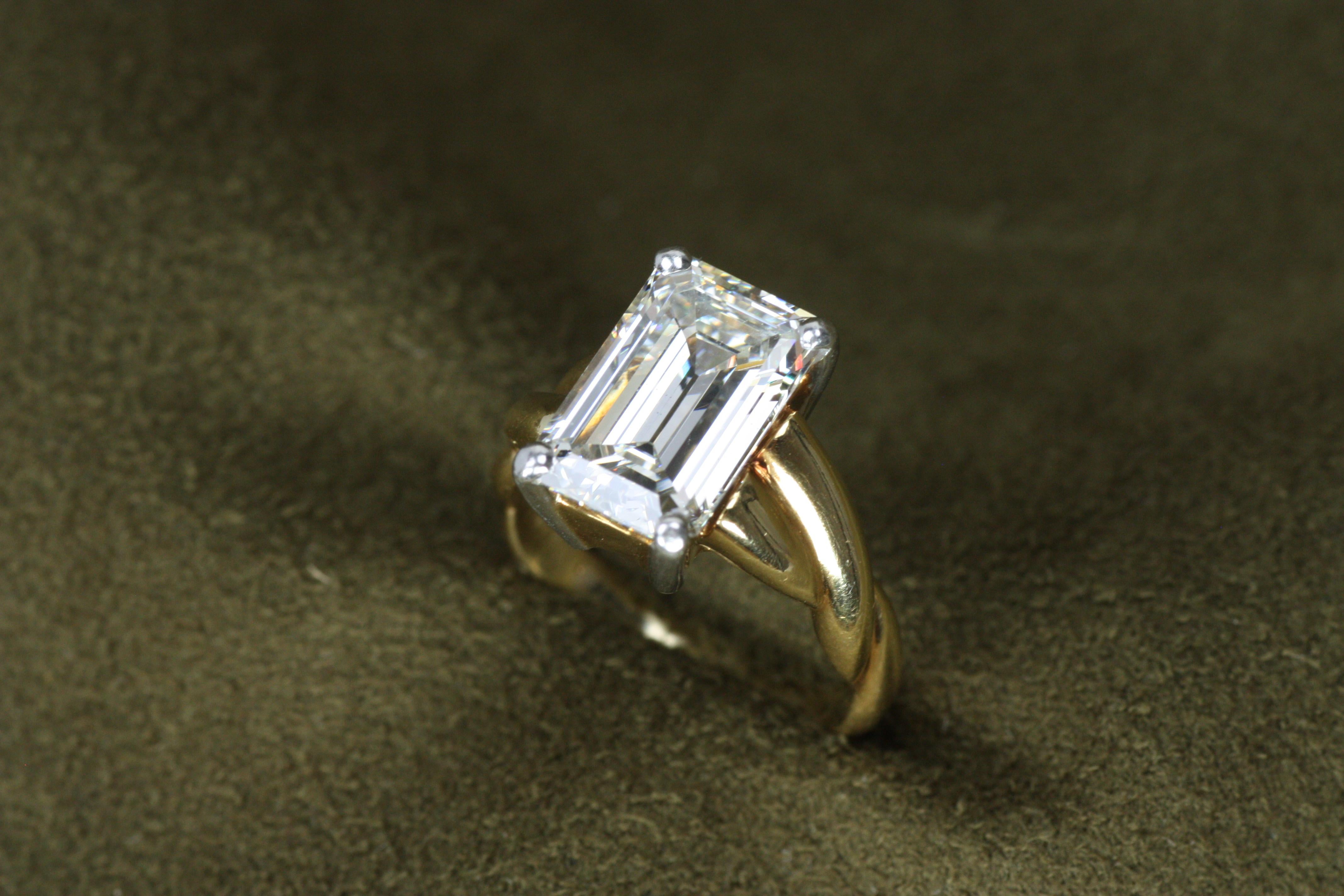Bague de fiançailles en or jaune 18 carats et platine avec diamant taille émeraude de 3,90 carats en vente 1