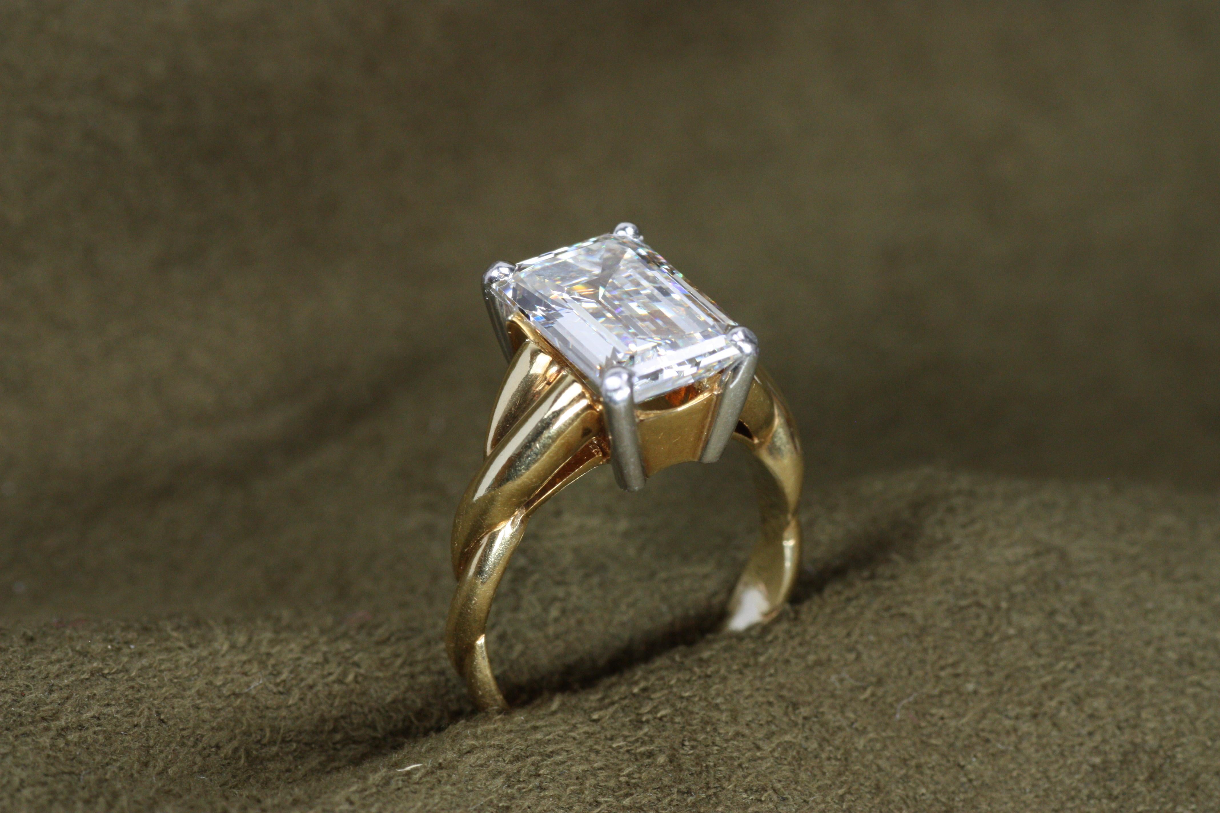 Bague de fiançailles en or jaune 18 carats et platine avec diamant taille émeraude de 3,90 carats en vente 2