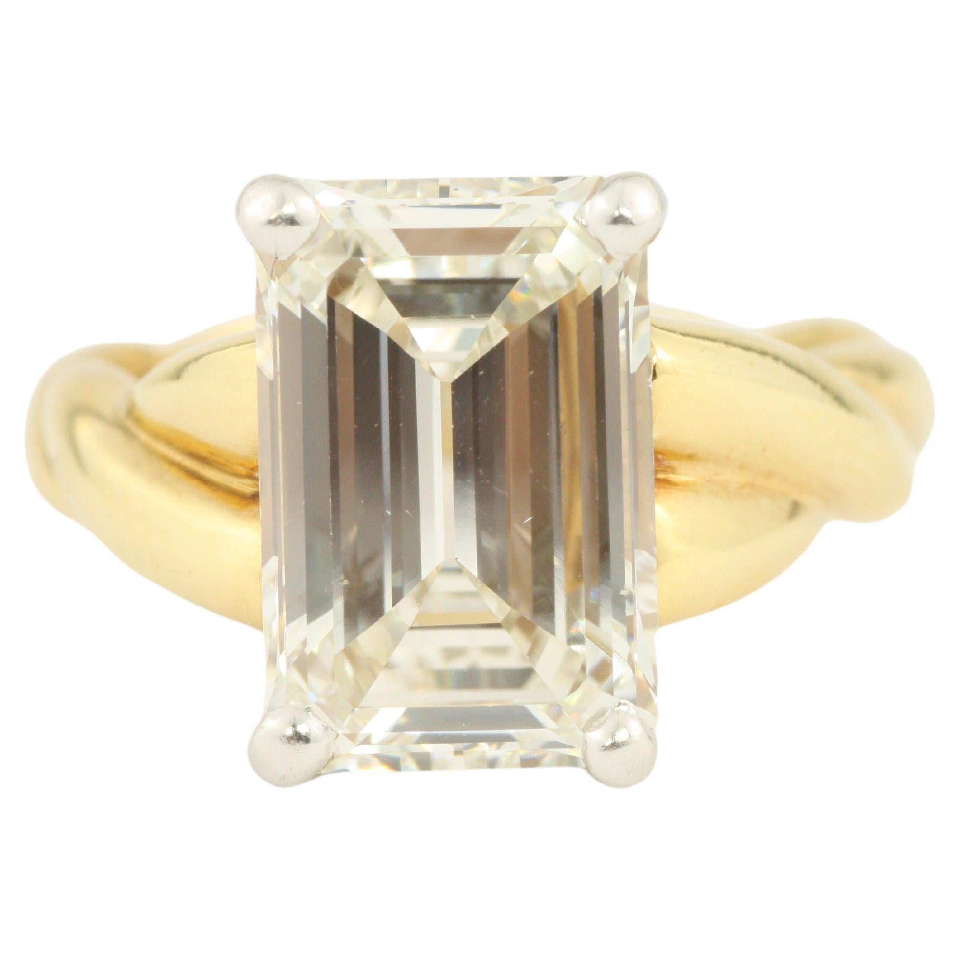Anillo de compromiso de oro amarillo de 18 quilates y platino con diamante talla esmeralda de 3,90 quilates