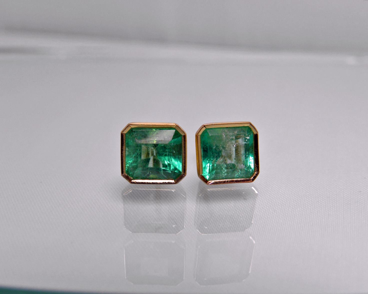 Contemporary 3.90 Carat Natural Green Colombian Emerald Stud Earrings 18 Karat Gold