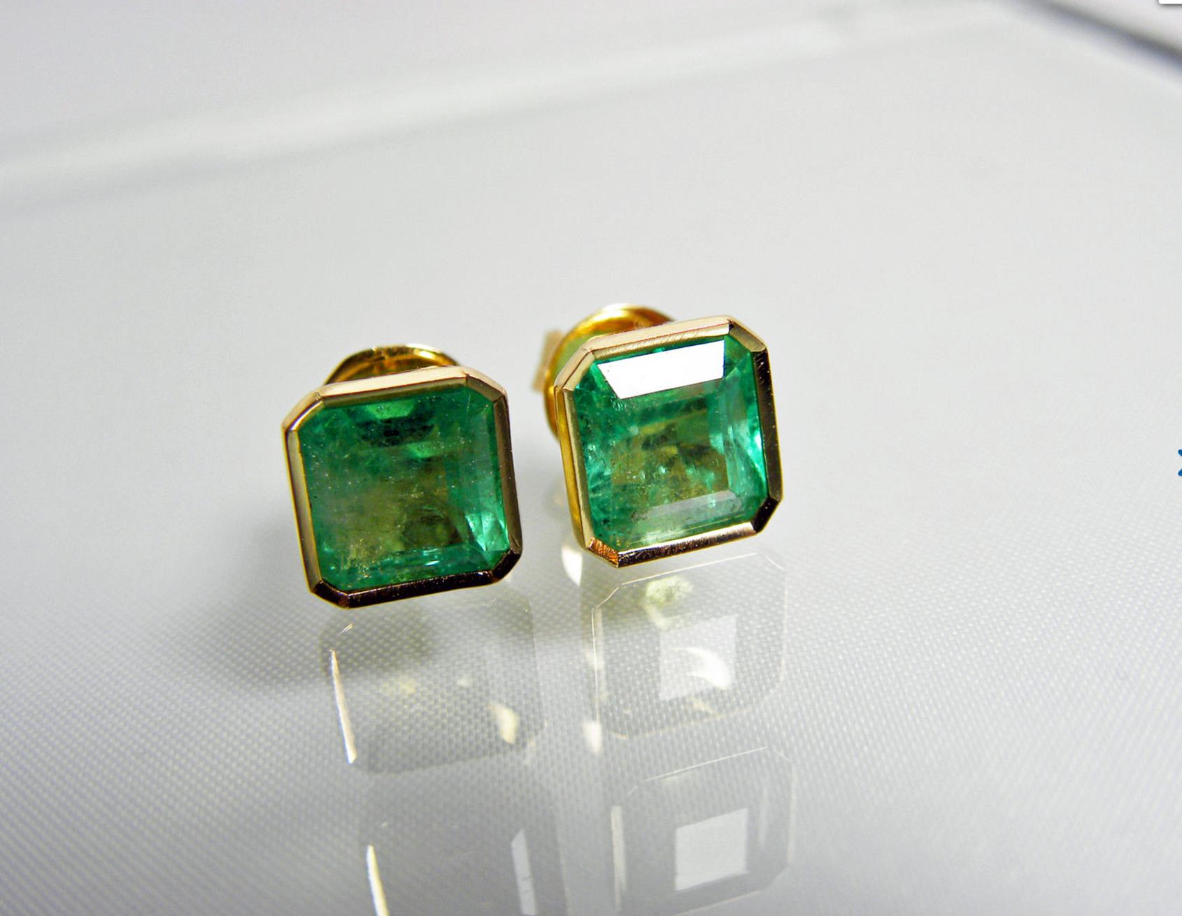 Women's 3.90 Carat Natural Green Colombian Emerald Stud Earrings 18 Karat Gold