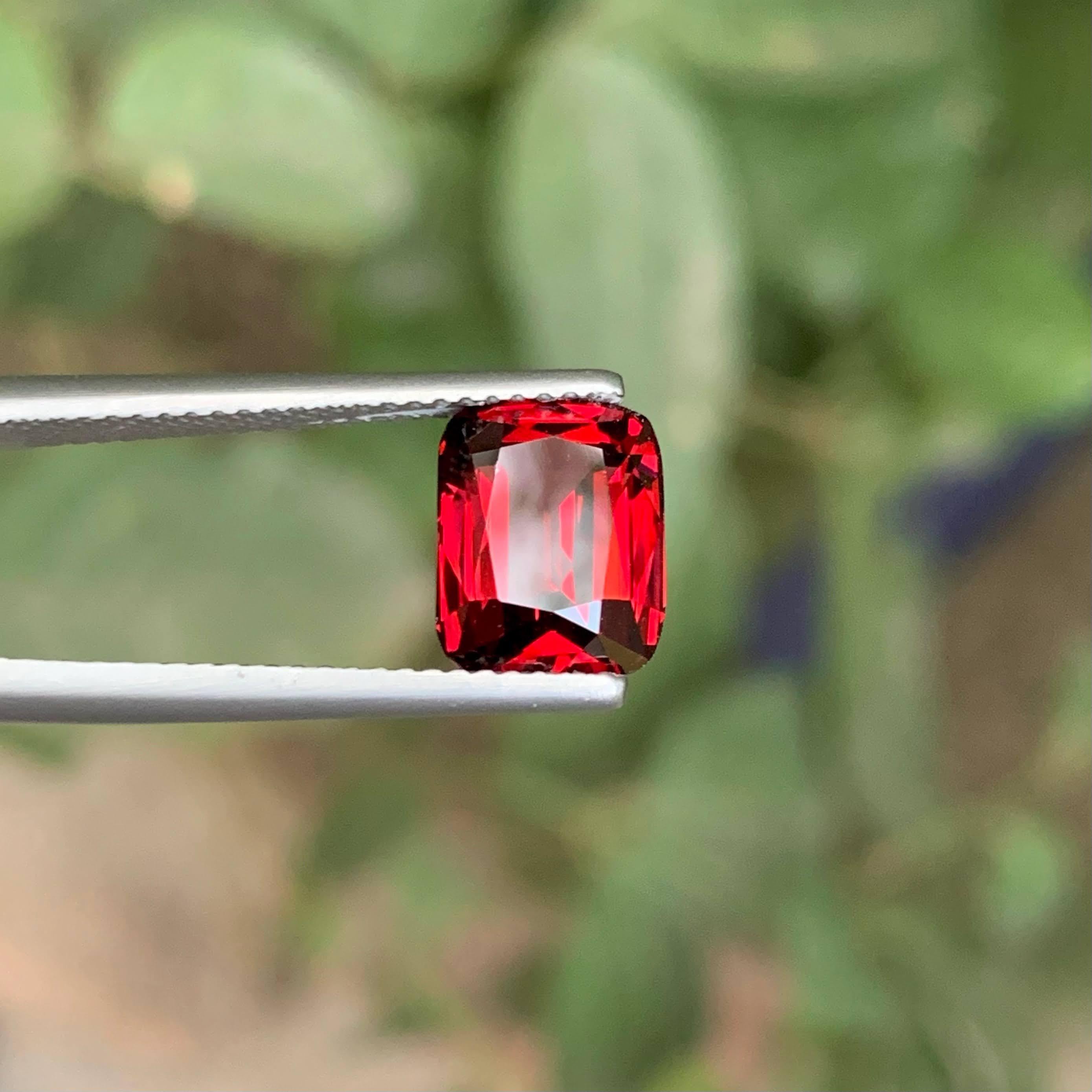 Gewicht 3,90 Karat 
Abmessungen 9,5x7,5x5,4 mm
Behandlung Keine 
Herkunft Tansanisch 
Klarheit VVS 
Form Schnitt Kissen 




Dieser atemberaubende, leuchtend rote Granat von 3,90 Karat besticht durch seine intensive, lebendige Farbe und