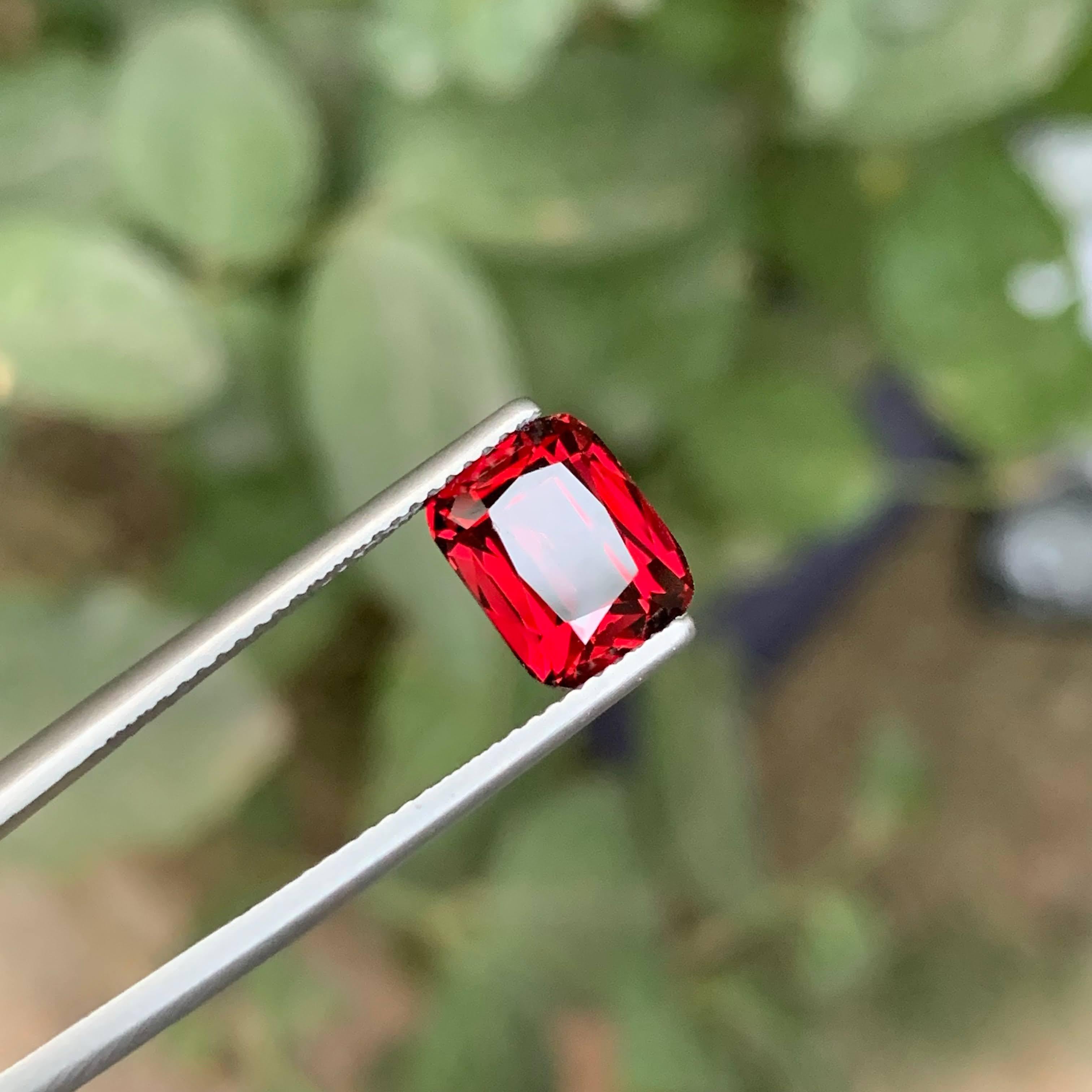 3.90 Karat natürlicher loser hellroter Granatstein im Kissenschliff tansanischer Edelstein (Moderne) im Angebot