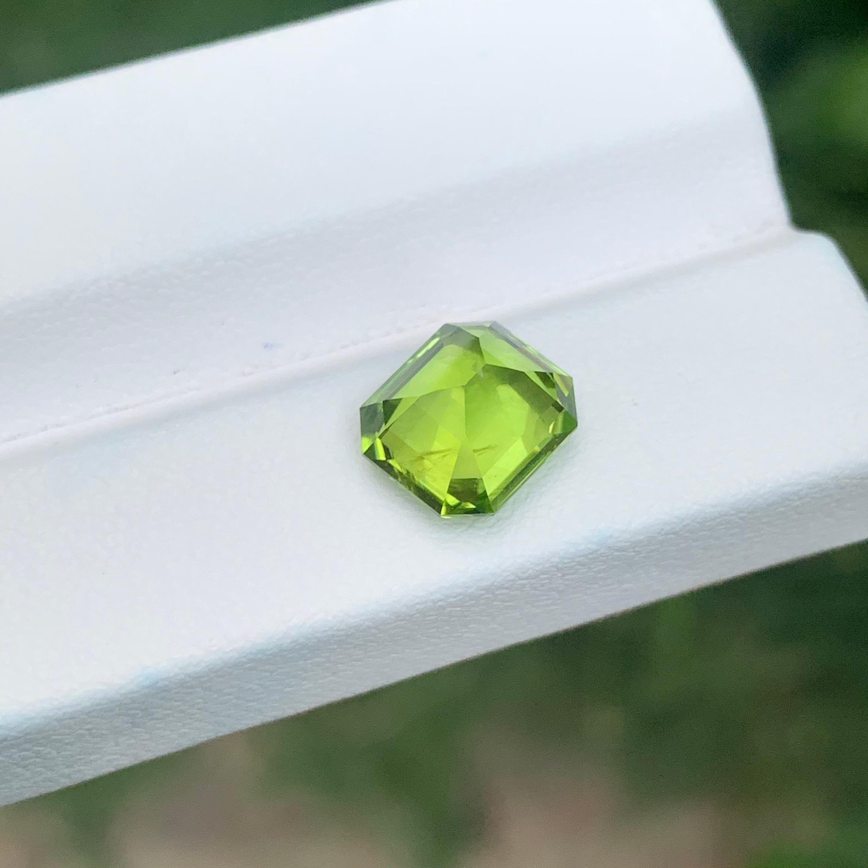 3,90 Karat natürlicher loser Peridot Oktagon Form Edelstein im Zustand „Neu“ im Angebot in Peshawar, PK