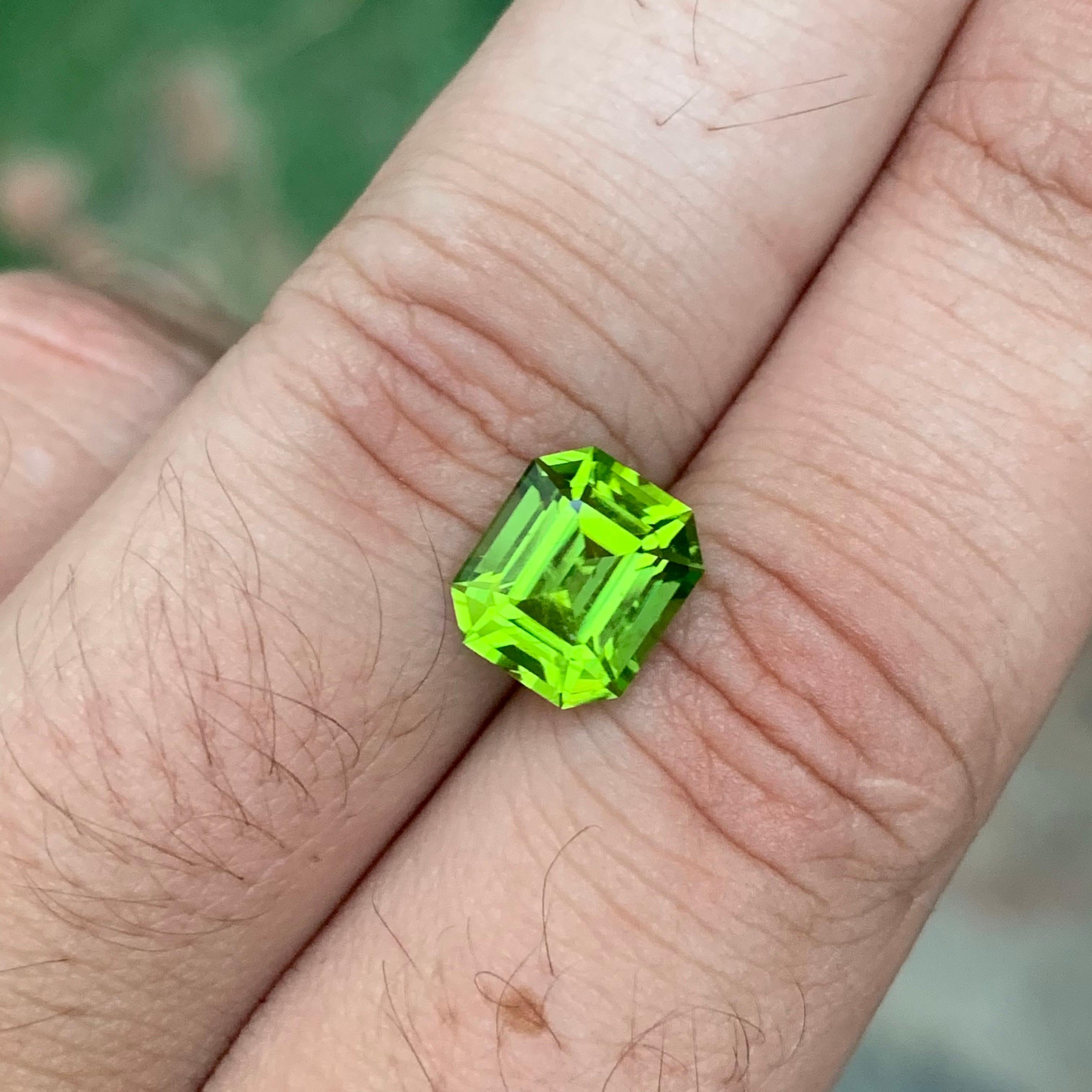 3,90 Karat natürlicher loser Peridot Oktagon Form Edelstein im Angebot 1