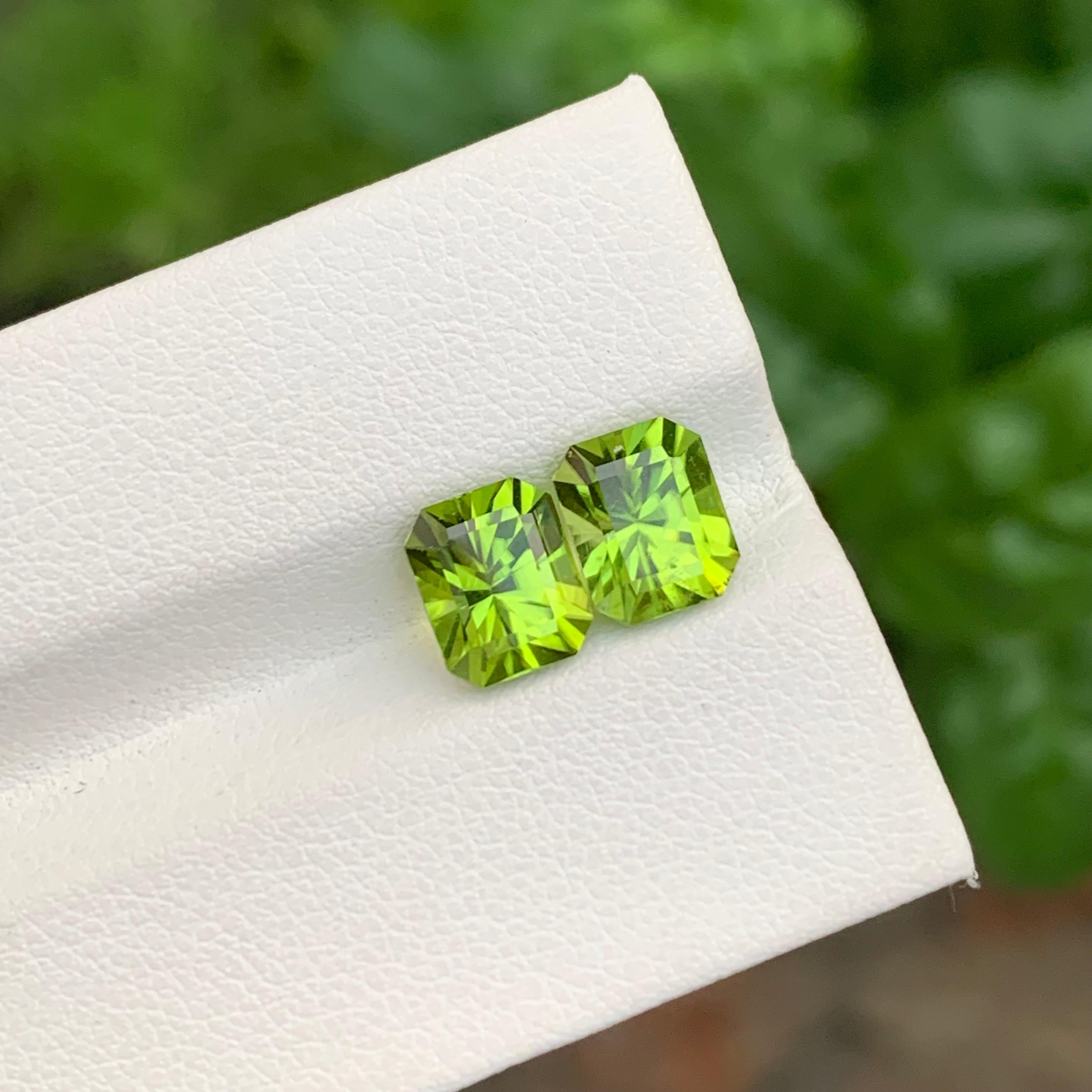 Loses Peridot-Paar 
Gewicht: 3,90 Karat
Größen: 1,90 und 2,00 Karat
Farbe: Grün
Herkunft: Supat-Tal, Pakistan
Die Form: Quadratisch 
Zertifikat: Auf Anfrage
Behandlung: Nicht

Der Peridot, ein leuchtender und glänzender Edelstein, wird seit