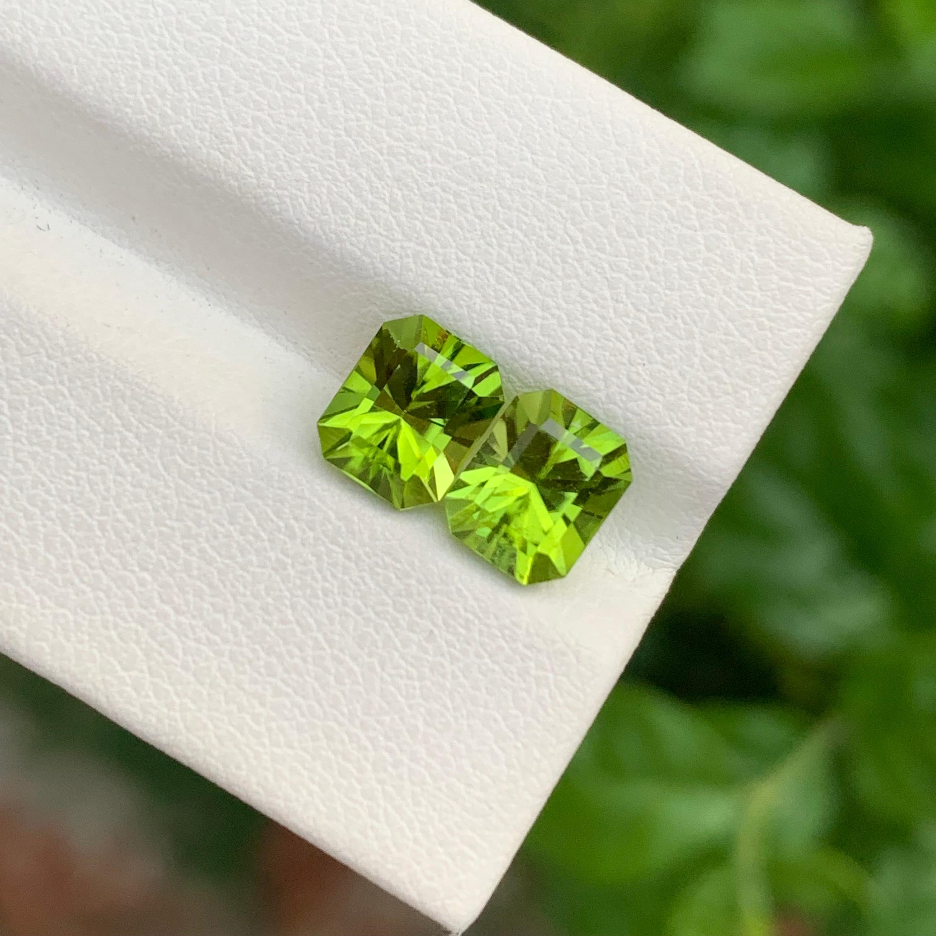 3,90 Karat natürliche lose Peridot Paar Quadrat Form Edelstein für Ohrringe (Carréeschliff) im Angebot