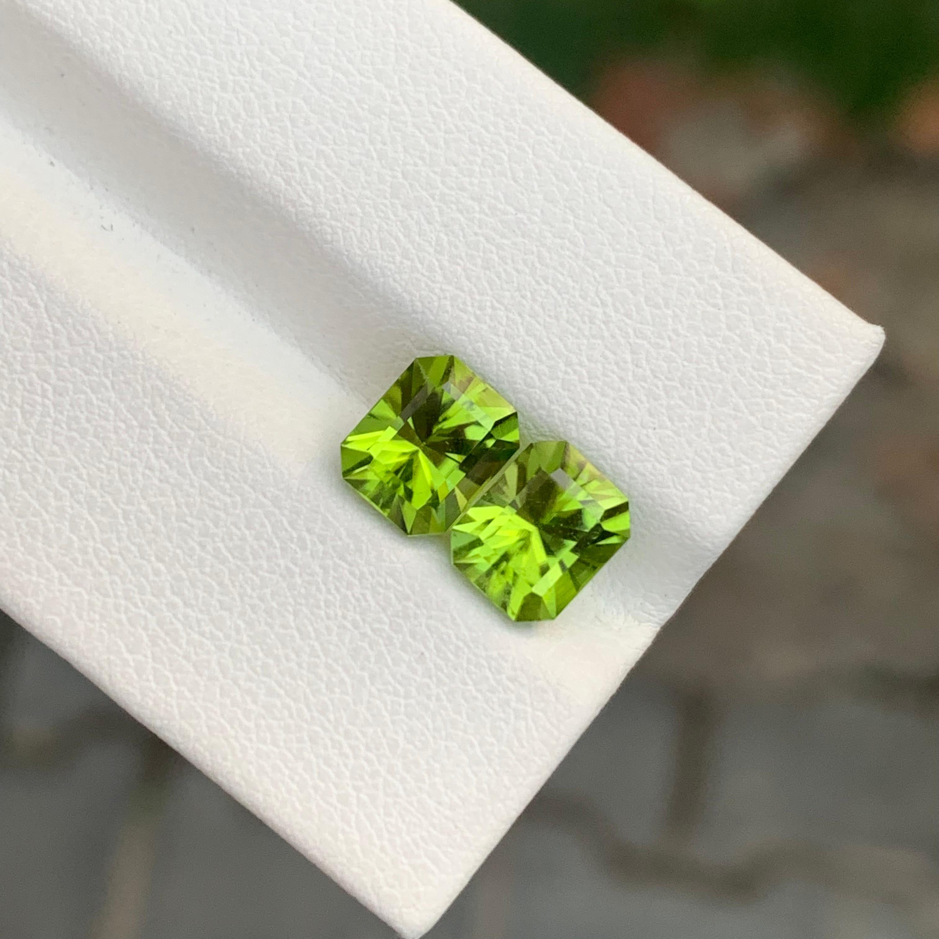 3,90 Karat natürliche lose Peridot Paar Quadrat Form Edelstein für Ohrringe für Damen oder Herren im Angebot