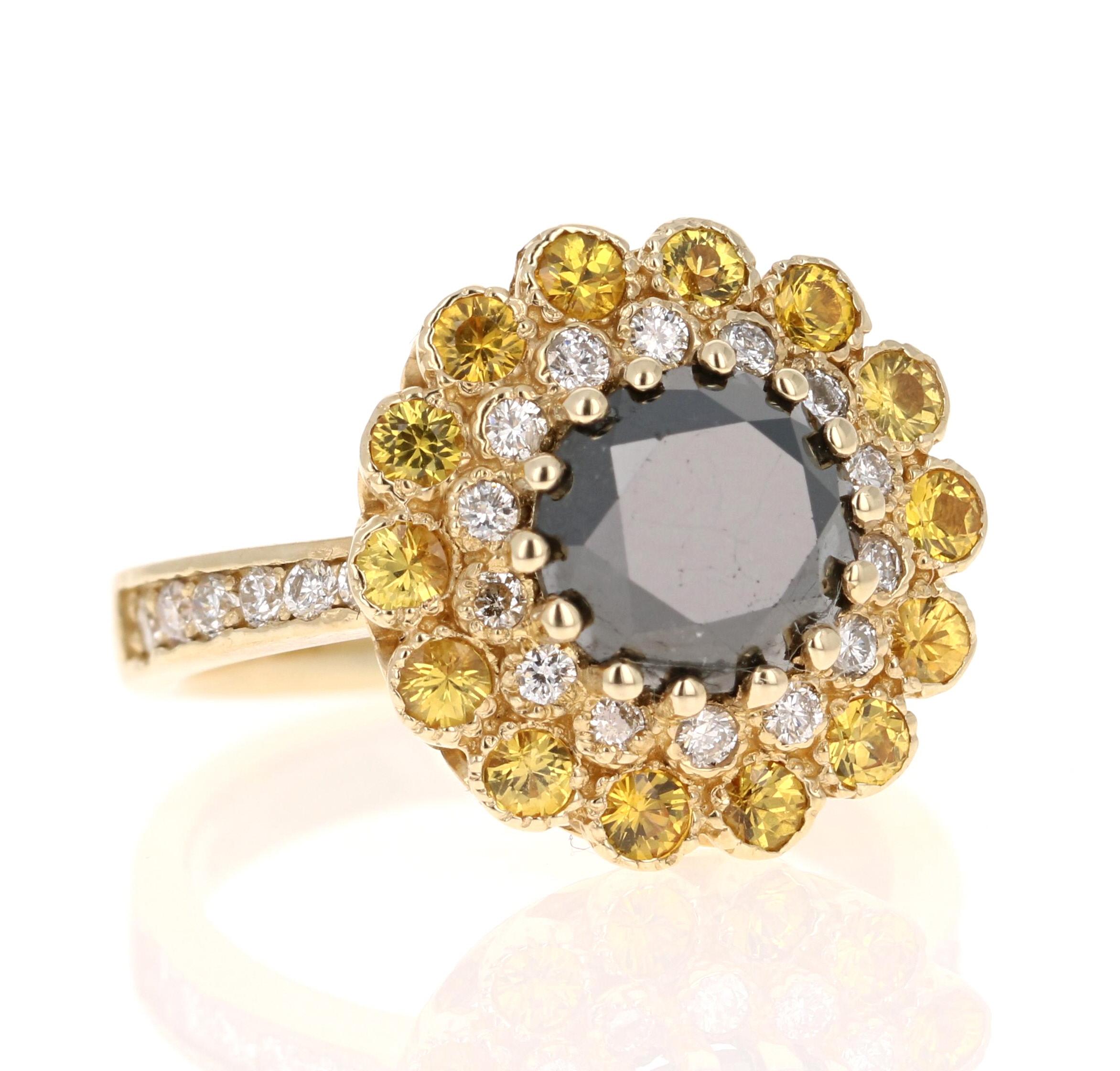 Contemporaneo Anello di fidanzamento in oro giallo con diamante nero e zaffiro da 3,90 carati taglio rotondo in vendita