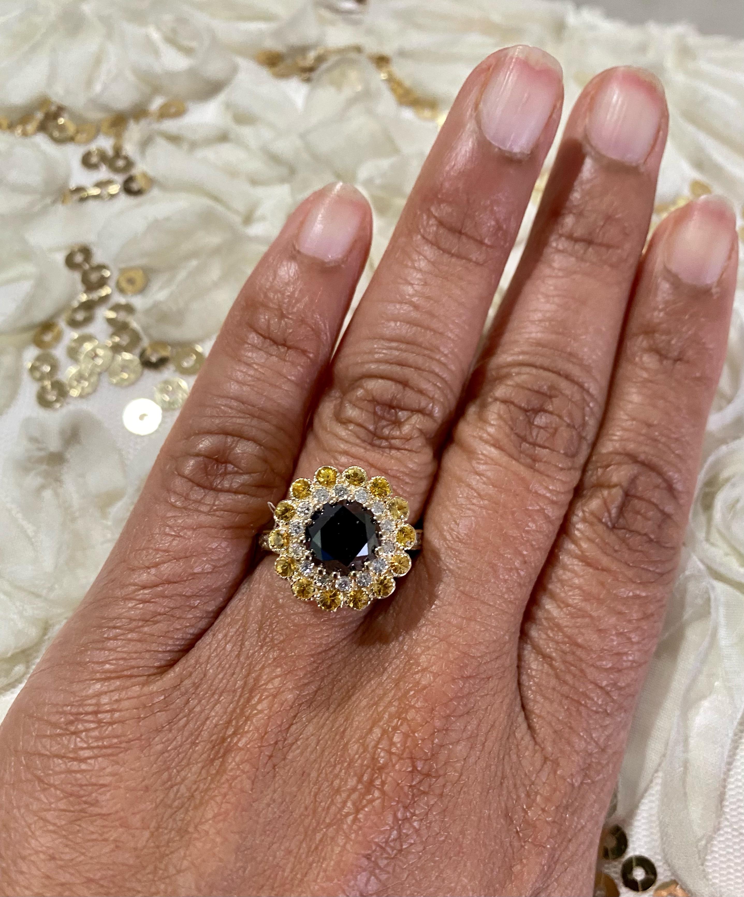 Anello di fidanzamento in oro giallo con diamante nero e zaffiro da 3,90 carati taglio rotondo in vendita 1