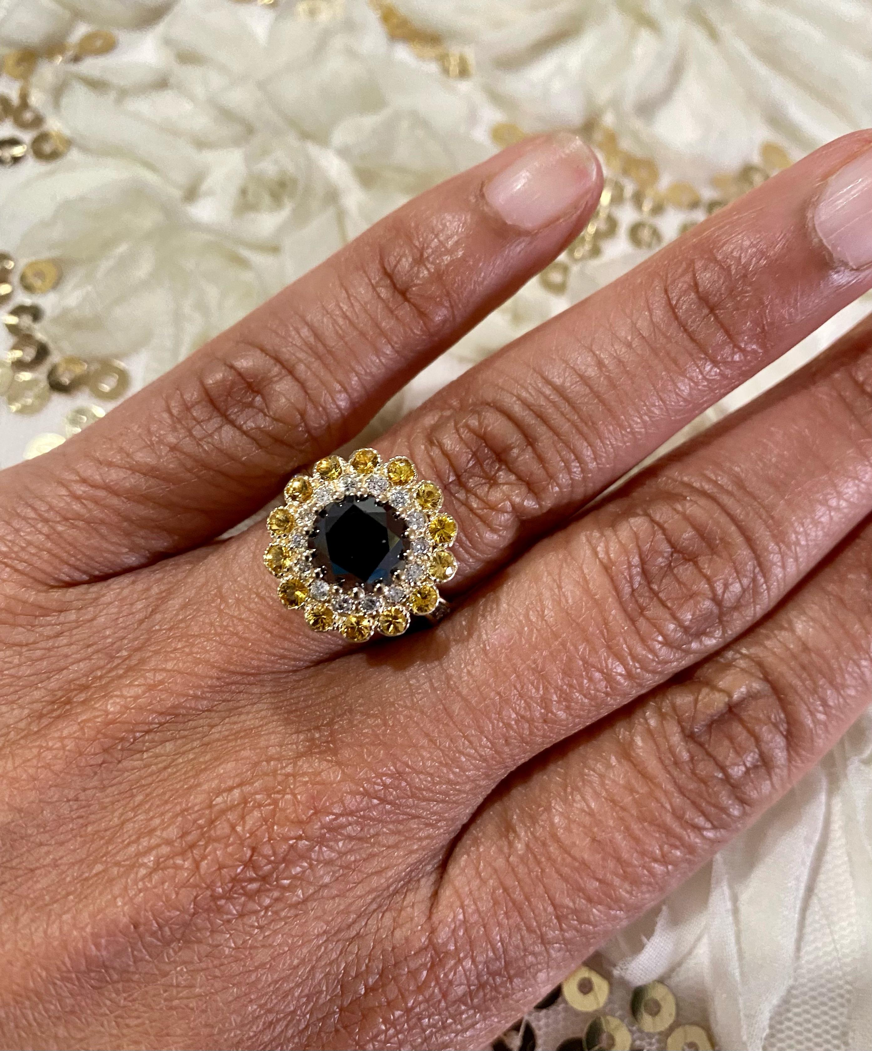Anello di fidanzamento in oro giallo con diamante nero e zaffiro da 3,90 carati taglio rotondo in vendita 2