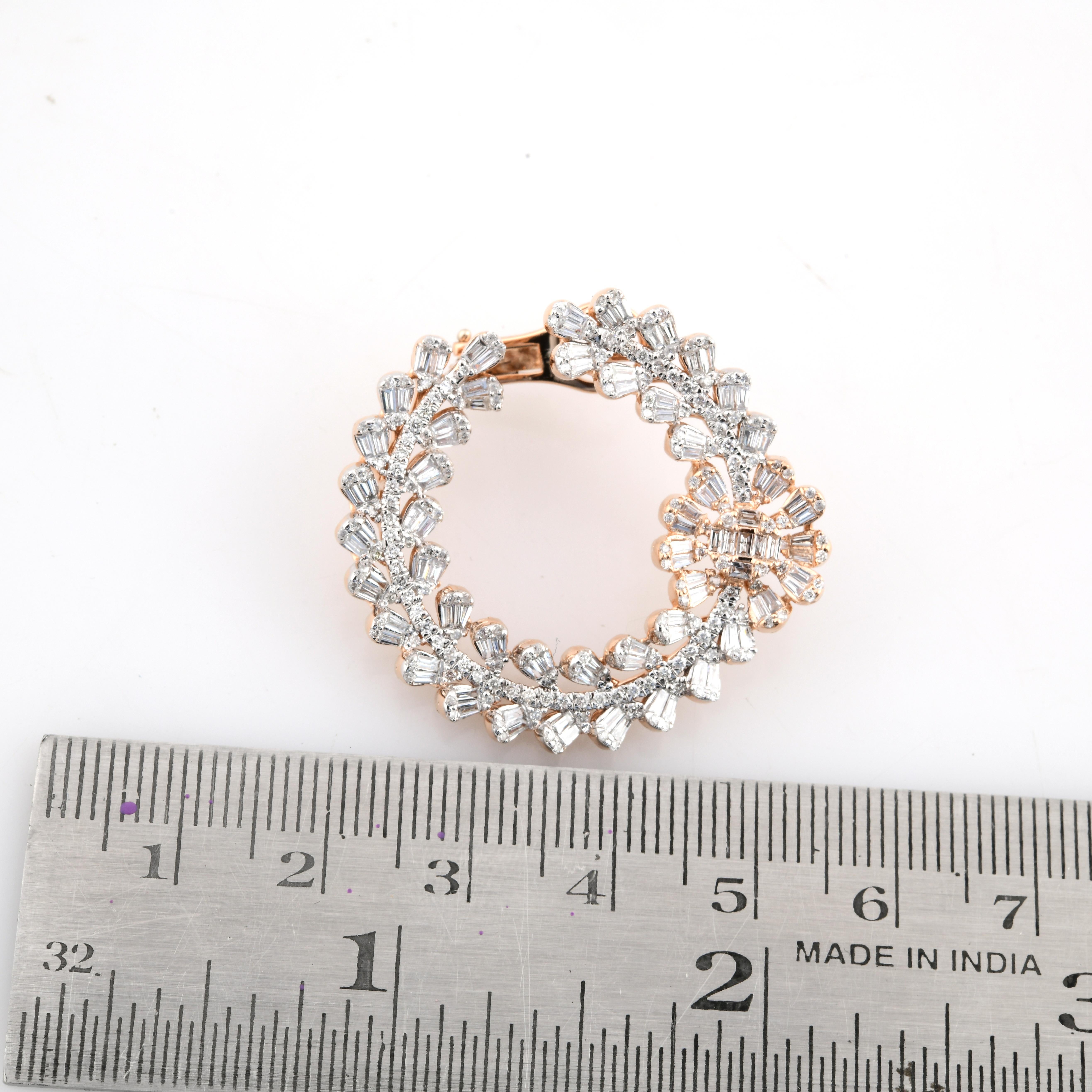 Donna Orecchini a cerchio con diamante tondo baguette da 3,90 carati SI/HI in oro rosa bianco 14 carati in vendita