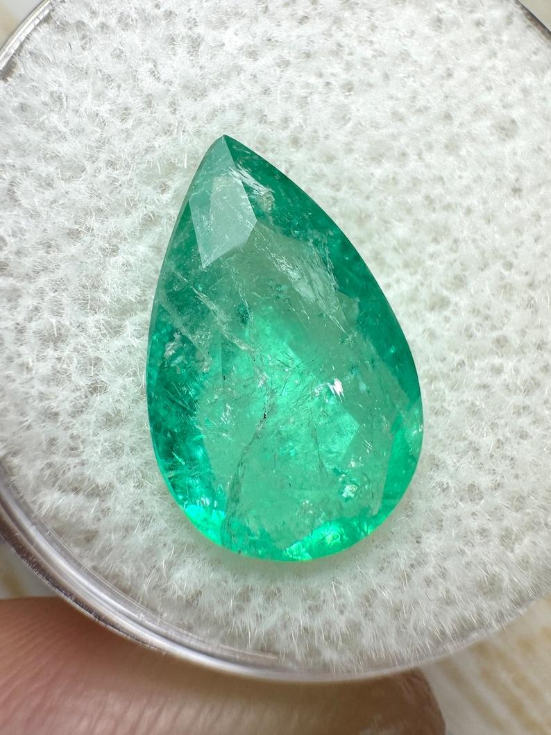 A. Stone: Smeraldo
Peso: 3,90 carati
Forma: Taglio a pera
Chiarezza: Trasparente
Lucentezza: Molto buono
Colore: Verde medio-leggero
Misure: 14,18 mm x 9,15 mm x 5,46 mm
Origine geografica: Colombia
Trattamento: Naturale, oliatura

Commenti: A causa