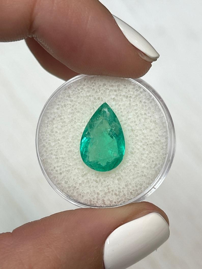 Moderno 3,90 Carati Greene & Greene Greene - Smeraldo colombiano a goccia con taglio a pera sfuso in vendita