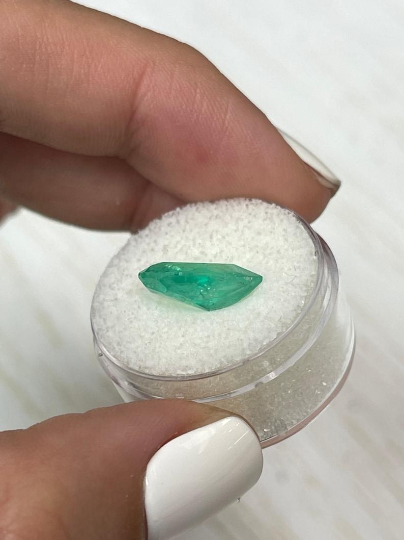 3,90 Carati Greene & Greene Greene - Smeraldo colombiano a goccia con taglio a pera sfuso in vendita 2