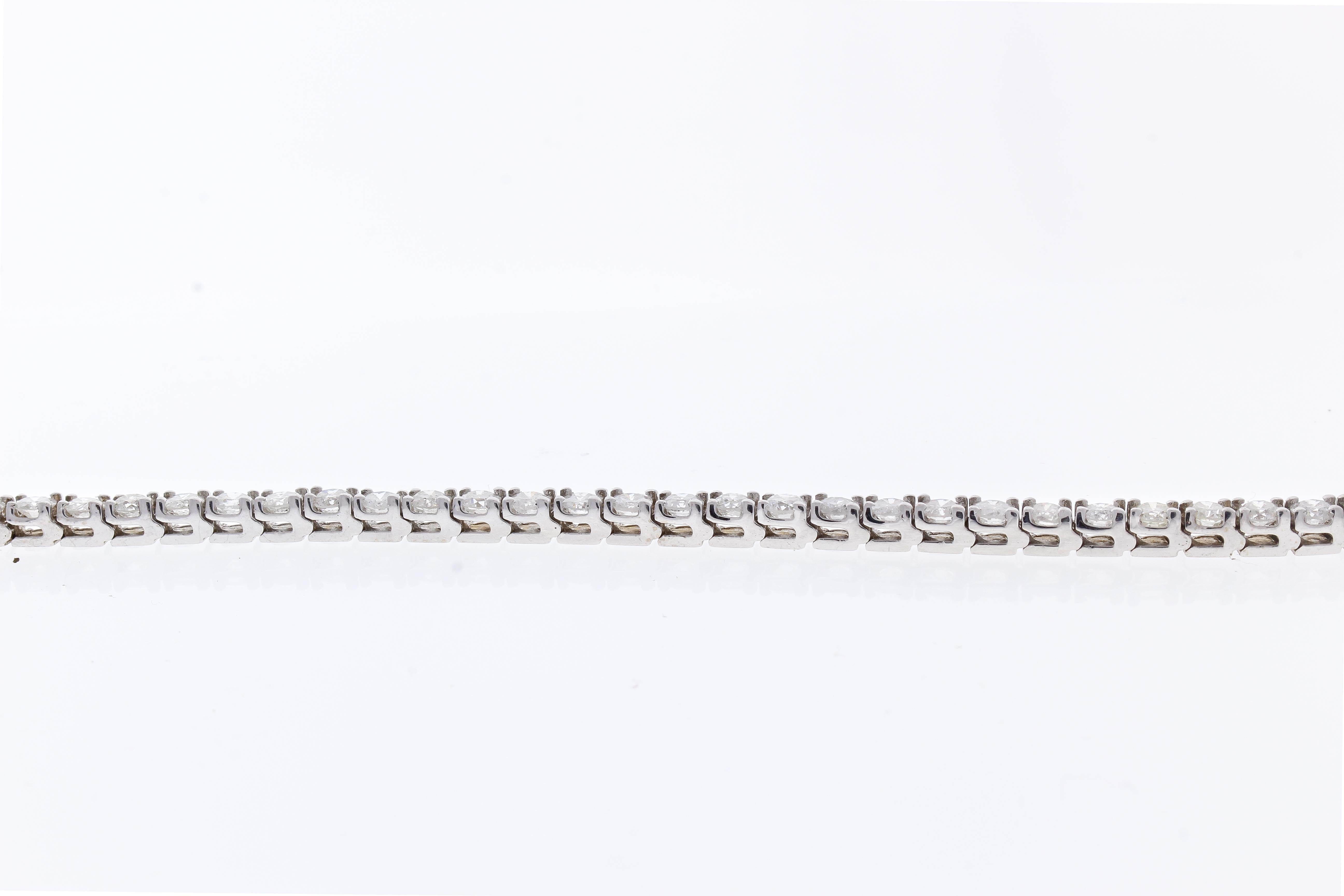 Contemporary 3.90 Carat Total Round Diamond 4 Prong Tennis Bracelet in 14 Karat White Gold For Sale