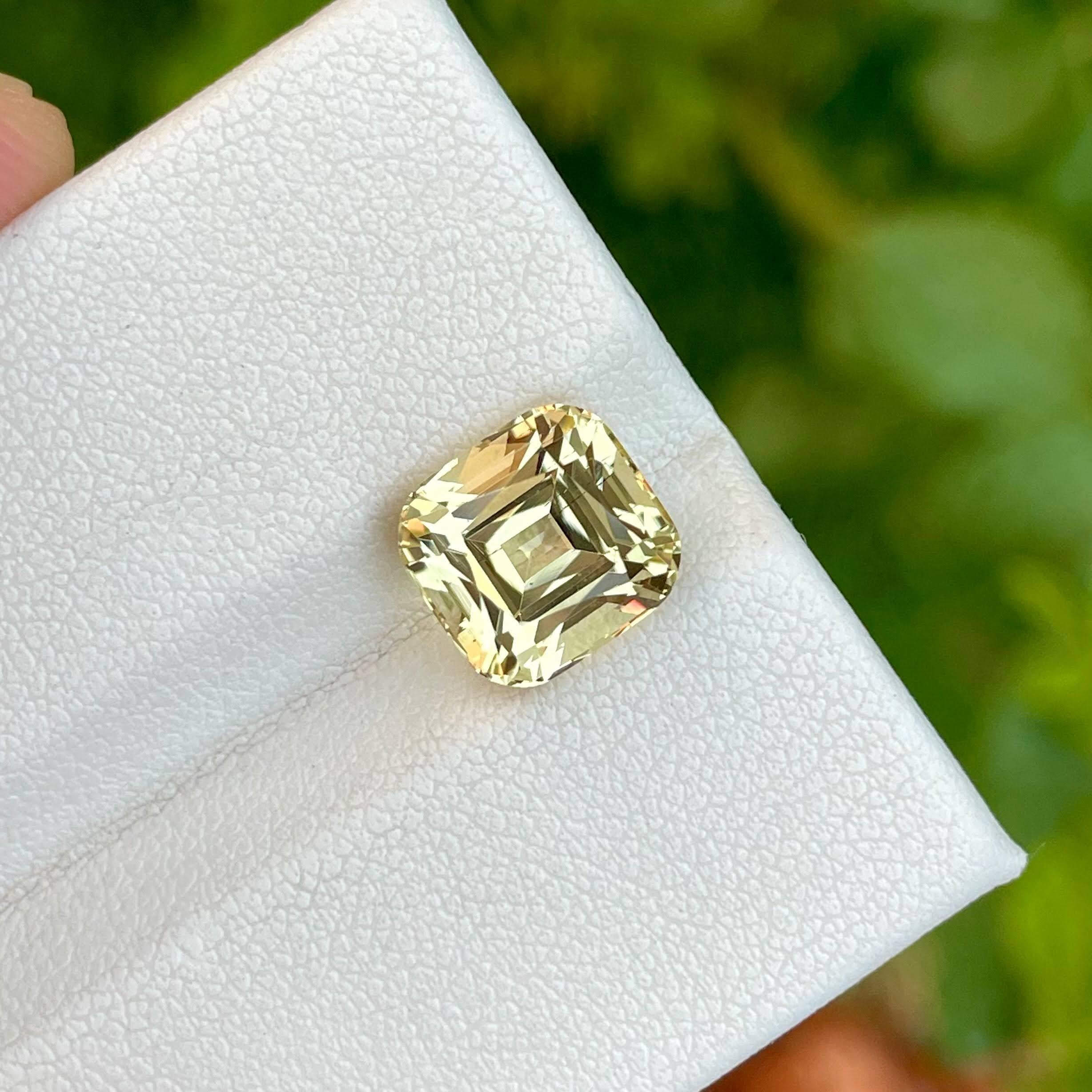 Gewicht 3,90 Karat 
Abmessungen 9,2x8,8x7,6 mm
Behandlung keine
Klarheit Auge sauber 
Kissen formen 
Herkunft Tansania 
Fancy Kissen schneiden 



Der 3,90 Karat schwere hellgelbe Skapolit im Kissenschliff strahlt eine sanfte und warme Aura aus, die