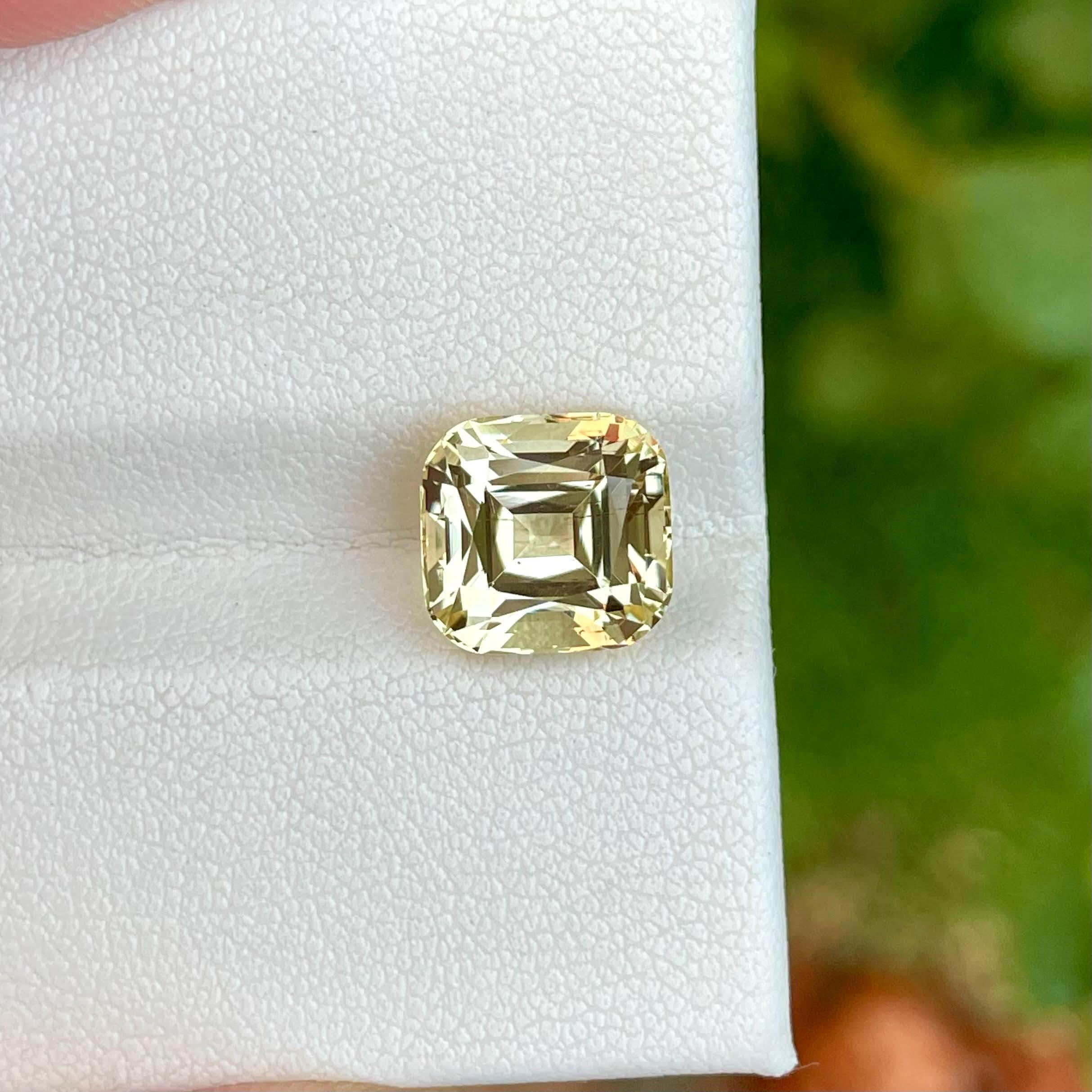 3,90 Karat Light Yellow Scapolite Stein Cushion Cut Tanzanian Edelstein (Moderne) im Angebot