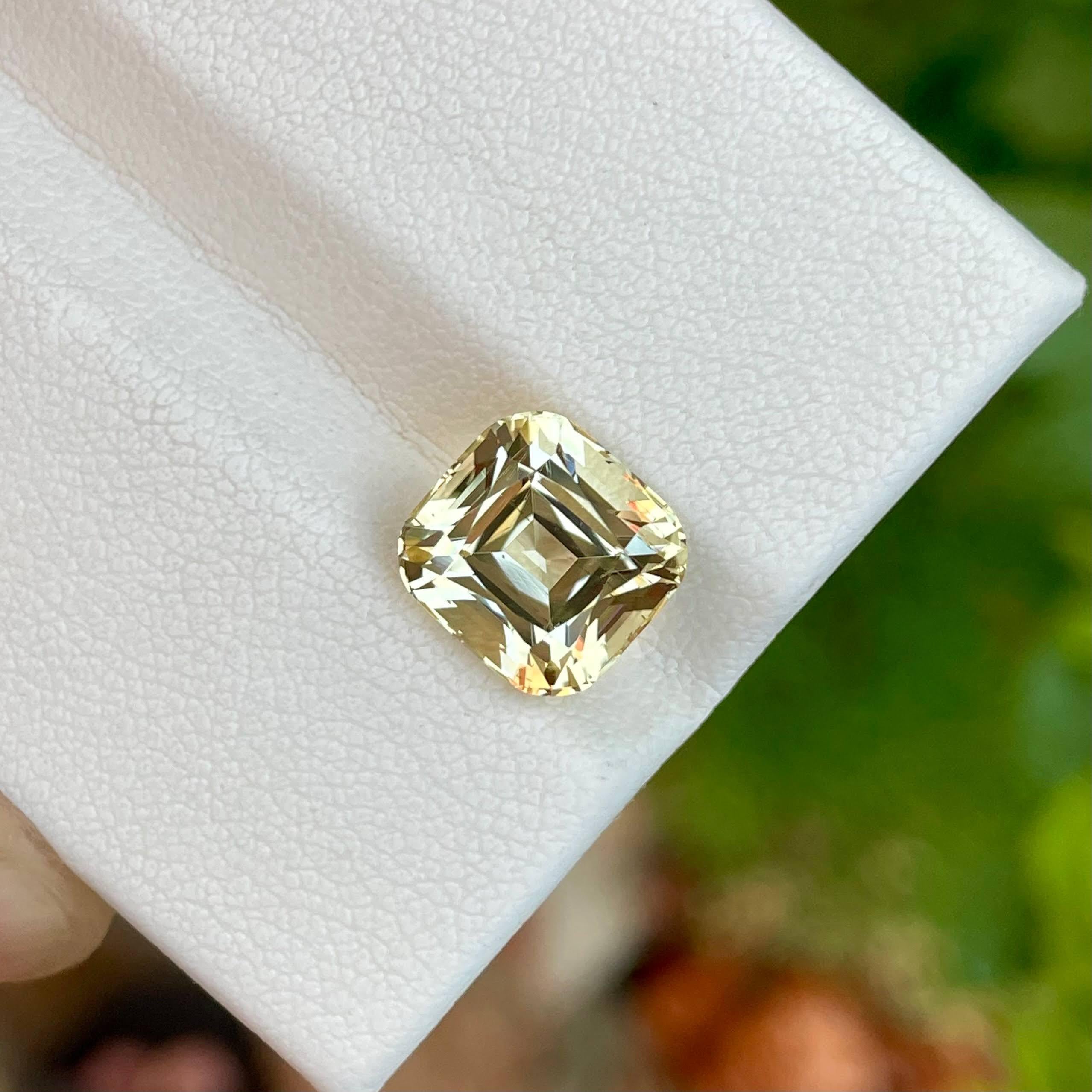 3,90 Karat Light Yellow Scapolite Stein Cushion Cut Tanzanian Edelstein im Zustand „Neu“ im Angebot in Bangkok, TH