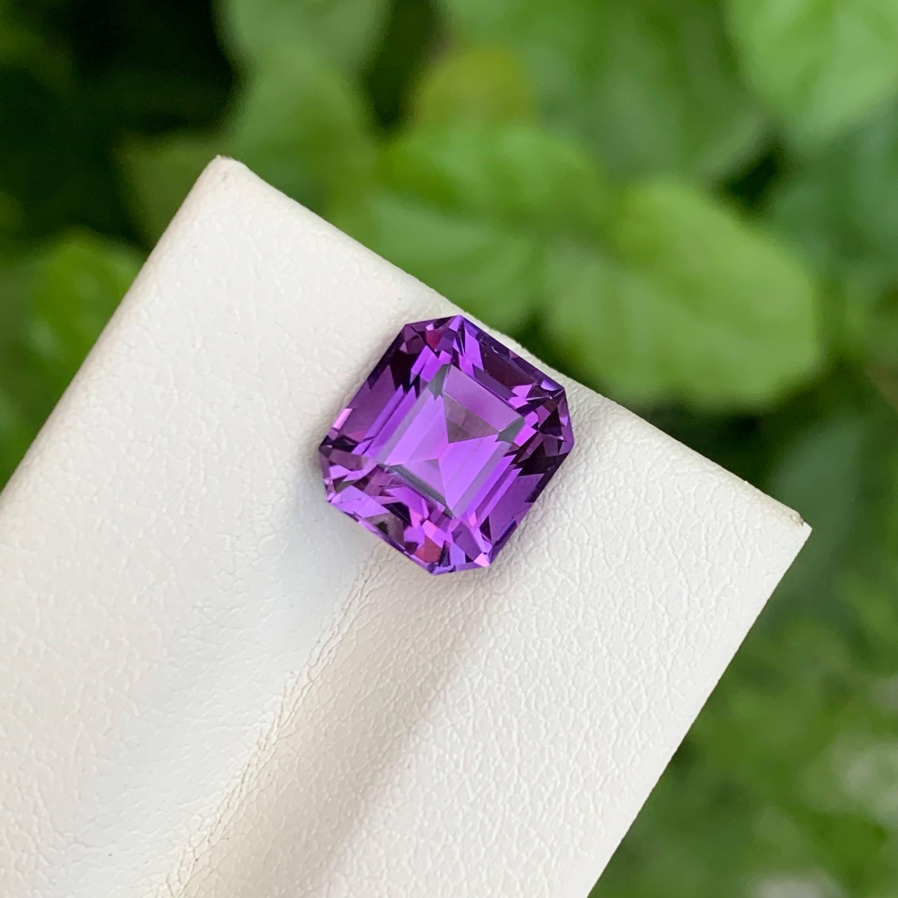 Women's or Men's 3.90 carats Purple Amethyst Stone Emerald Cut Natural Brazilian Gemstone For Sale
