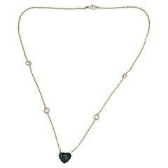 Collier en or jaune avec cœur et diamants en forme de saphir bleu-vert profond de 3,90 carats