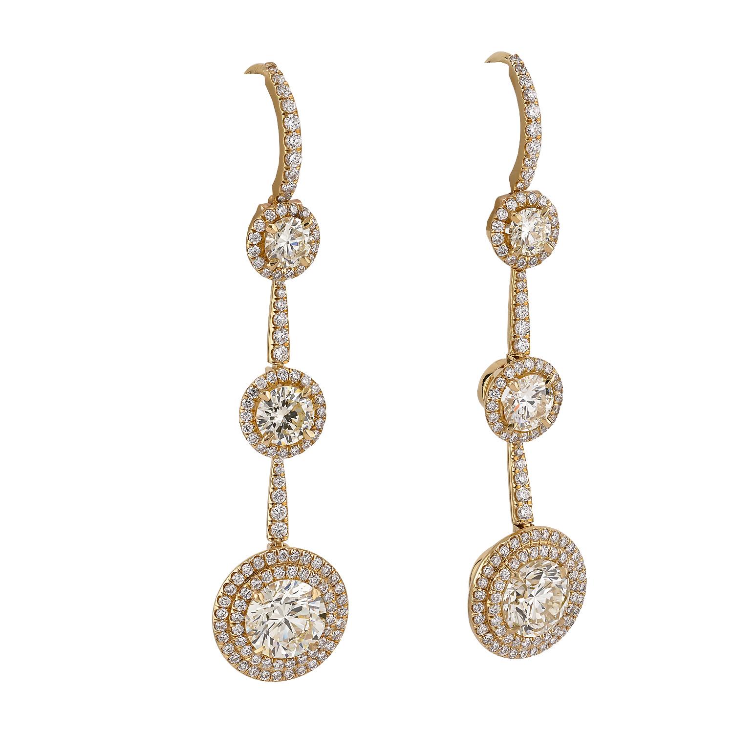 Ces élégantes boucles d'oreilles pendantes à 3 niveaux de diamants ronds sont une expression intemporelle de sophistication et d'allure moderne. 
Réalisées en or jaune 18 carats avec un poids total de 8,75 grammes, les boucles d'oreilles présentent