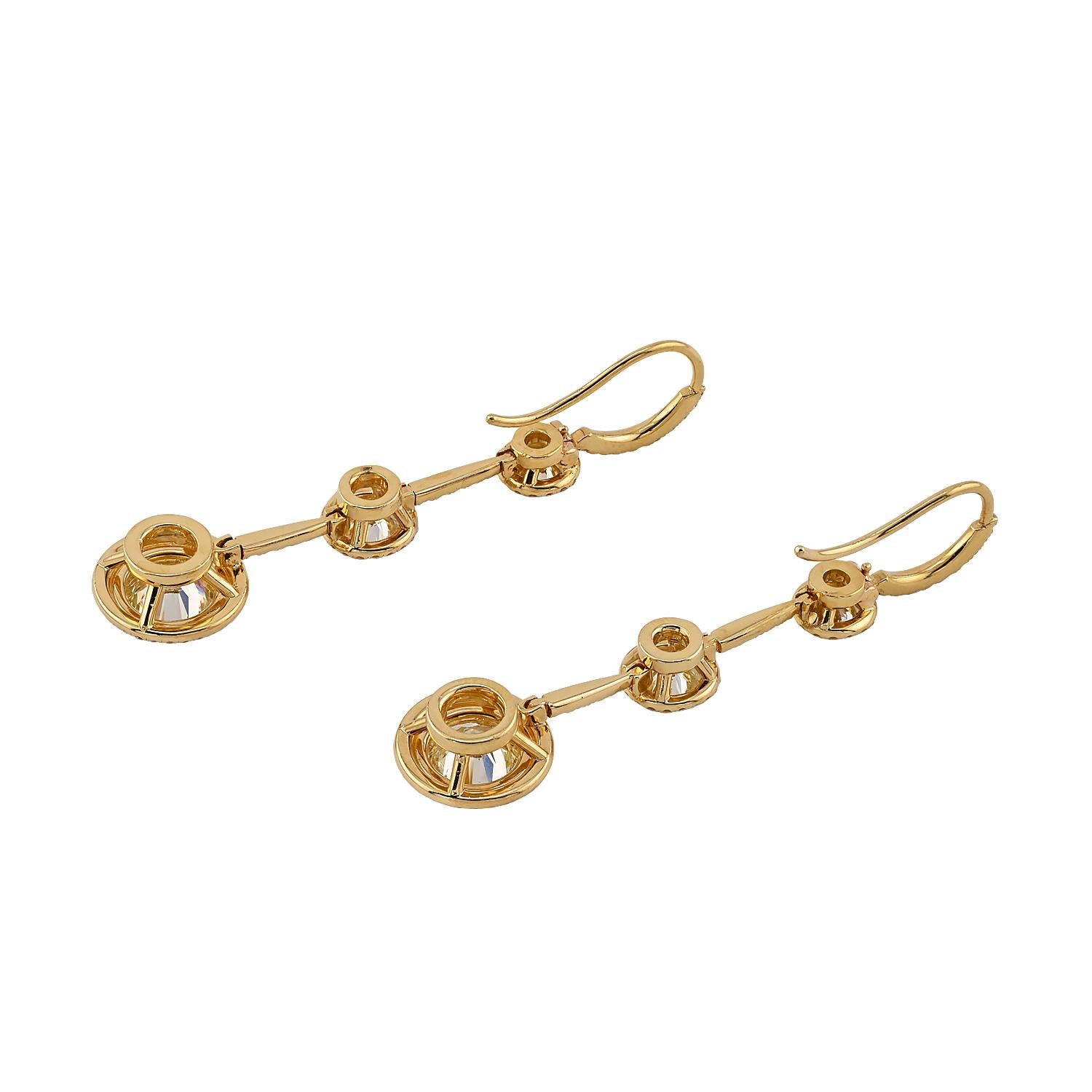 Contemporain 3,90 ct. Boucles d'oreilles pendantes en or jaune 18 carats avec diamants ronds sur trois niveaux en vente