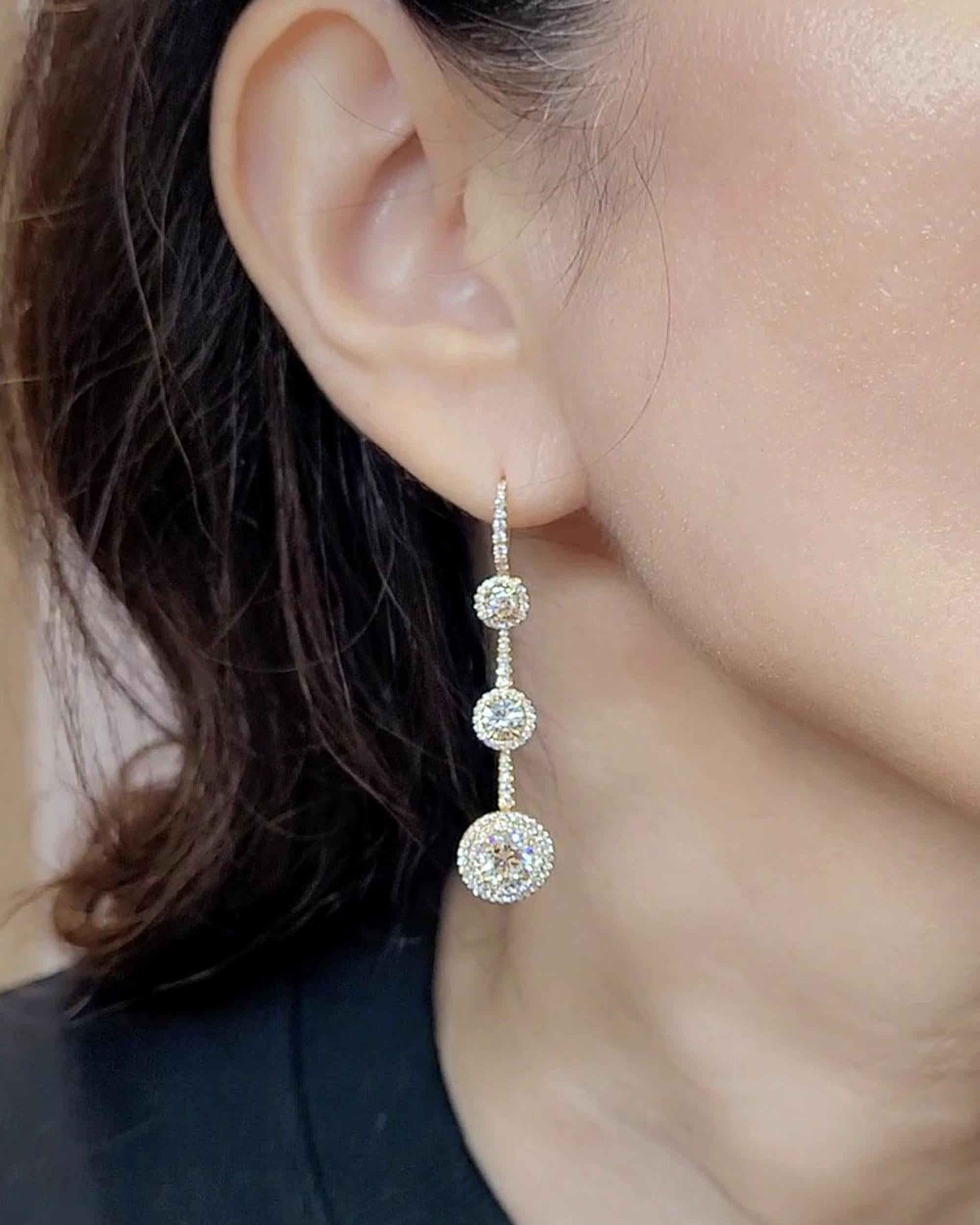 Taille brillant 3,90 ct. Boucles d'oreilles pendantes en or jaune 18 carats avec diamants ronds sur trois niveaux en vente