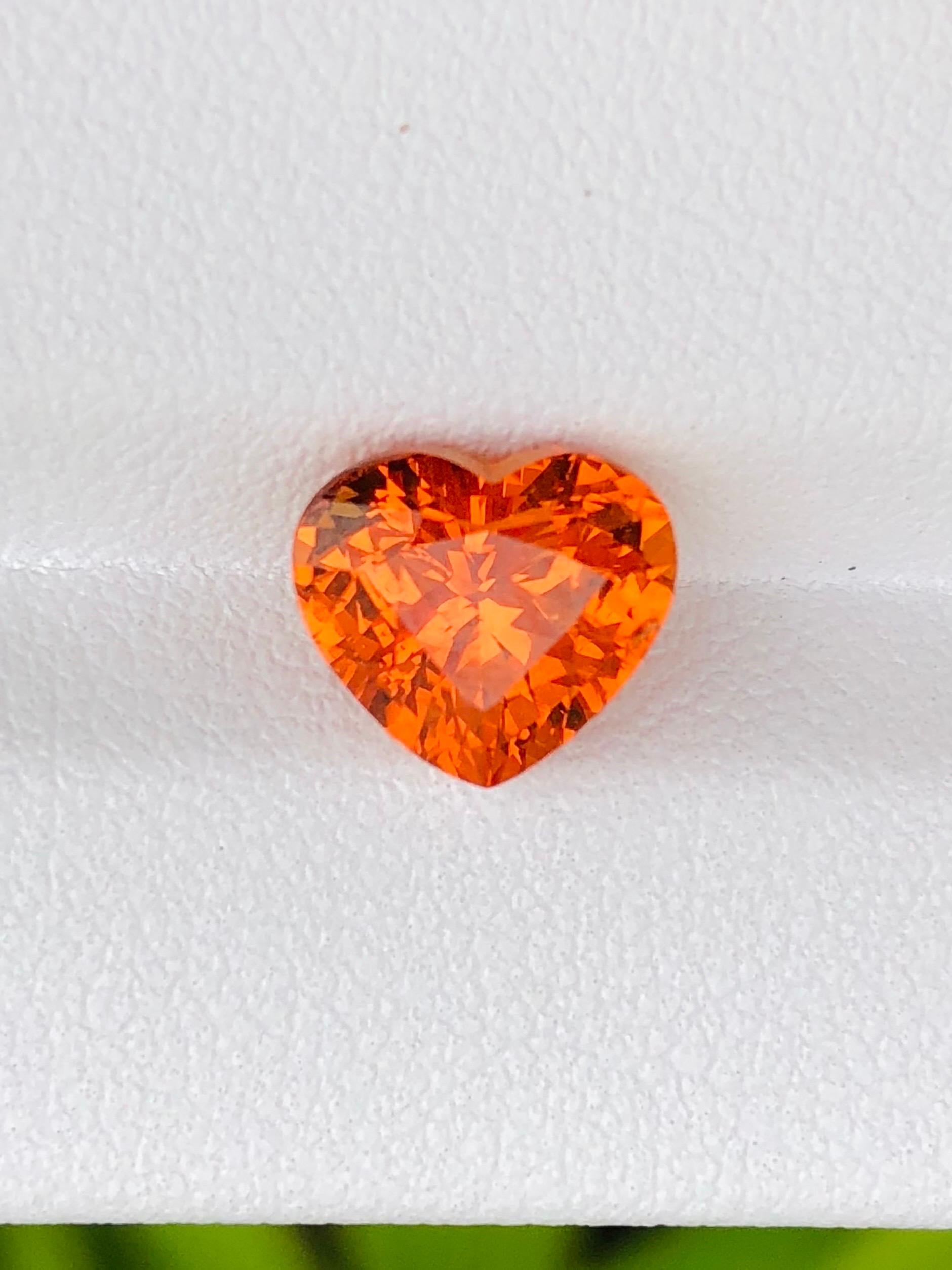 3,90 Karat Hochpräzisions Spessartit Fanta Granat Edelstein Auge sauber Qualität (Herzschliff) im Angebot