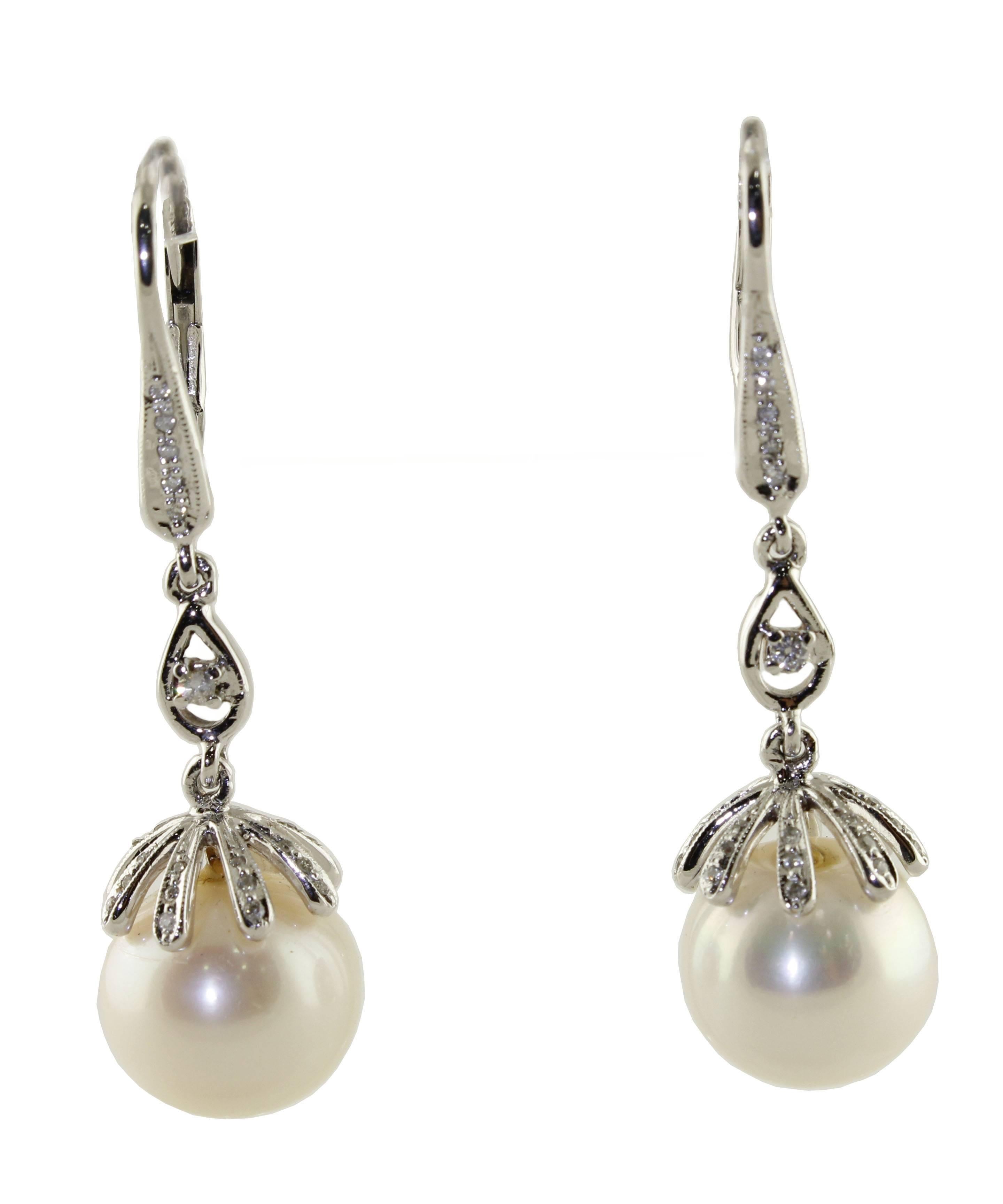 

Dangle earrings in 18Kt white gold composed of a small pearl and a chain of diamonds. These are delightful pairs of earrings that you will not resist to wear in any occasion.
pearls of 11/12 mm (3.90gr)  
diamonds (0.21Kt)
tot weight 8.70 gr
Ref