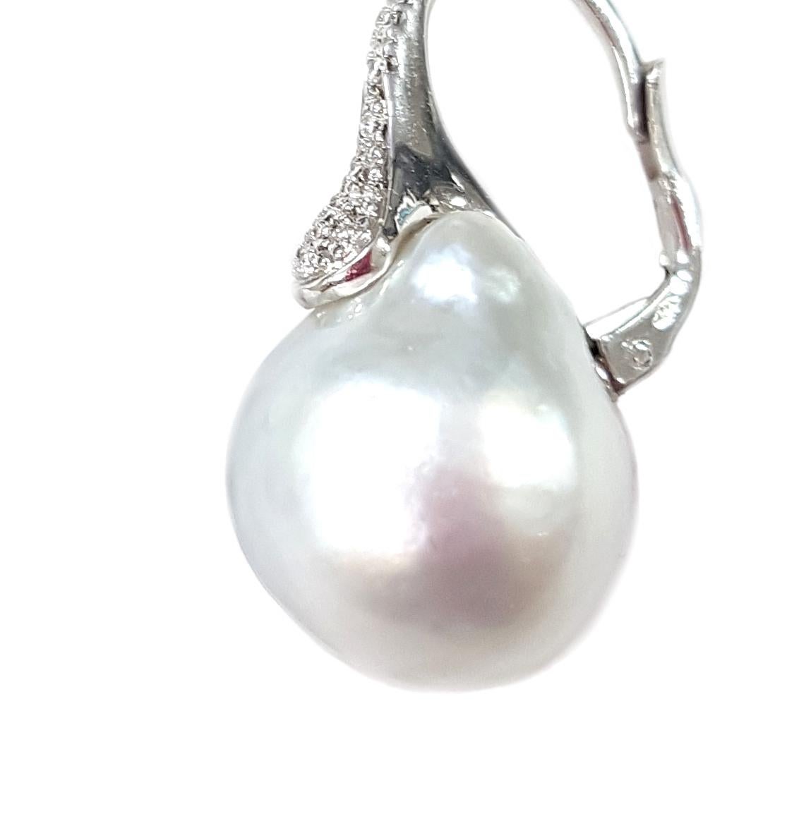 Une paire classique de boucles d'oreilles en perles australiennes Scarmazza. Les perles totalisent 39,05 carats et tombent d'une monture en or blanc 18 carats et diamants. Ces boucles d'oreilles sont montées sur charnière et comportent un total de