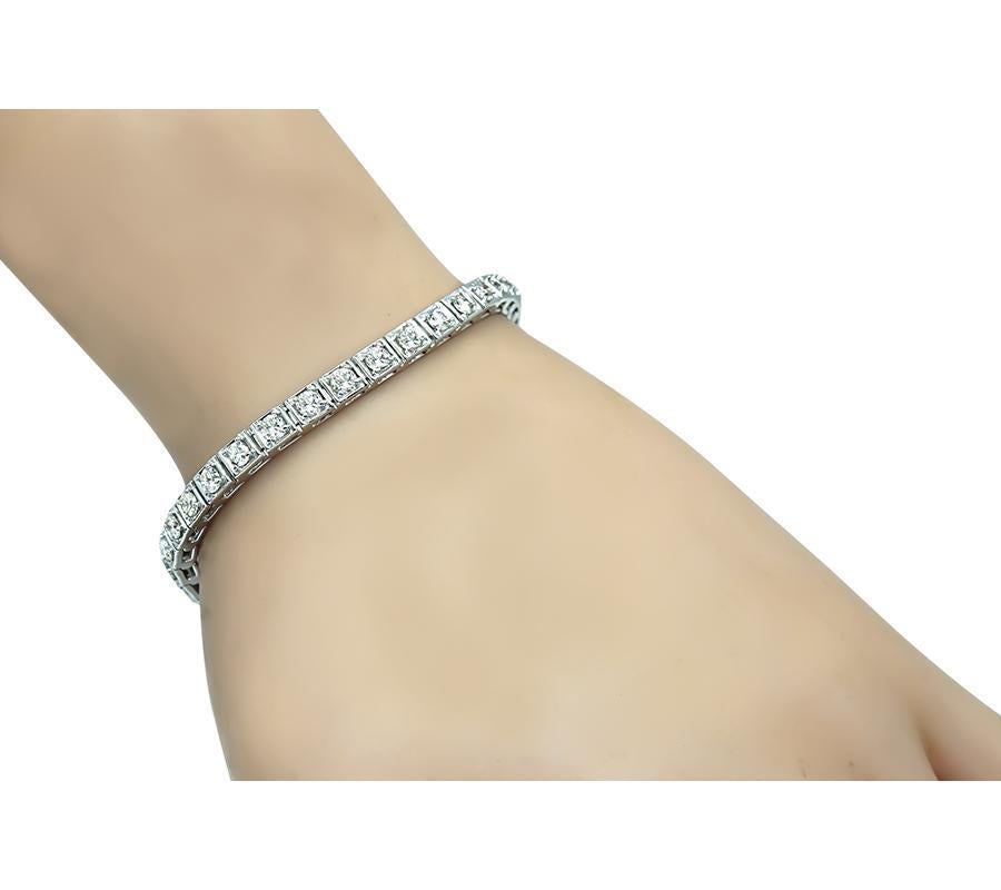 Questo è un affascinante bracciale in oro bianco 14k. Il bracciale è incastonato con scintillanti diamanti a taglio rotondo che pesano circa 3.90 carati. Il colore di questi diamanti è K con purezza VS. Il bracciale misura 4 mm di larghezza e 7